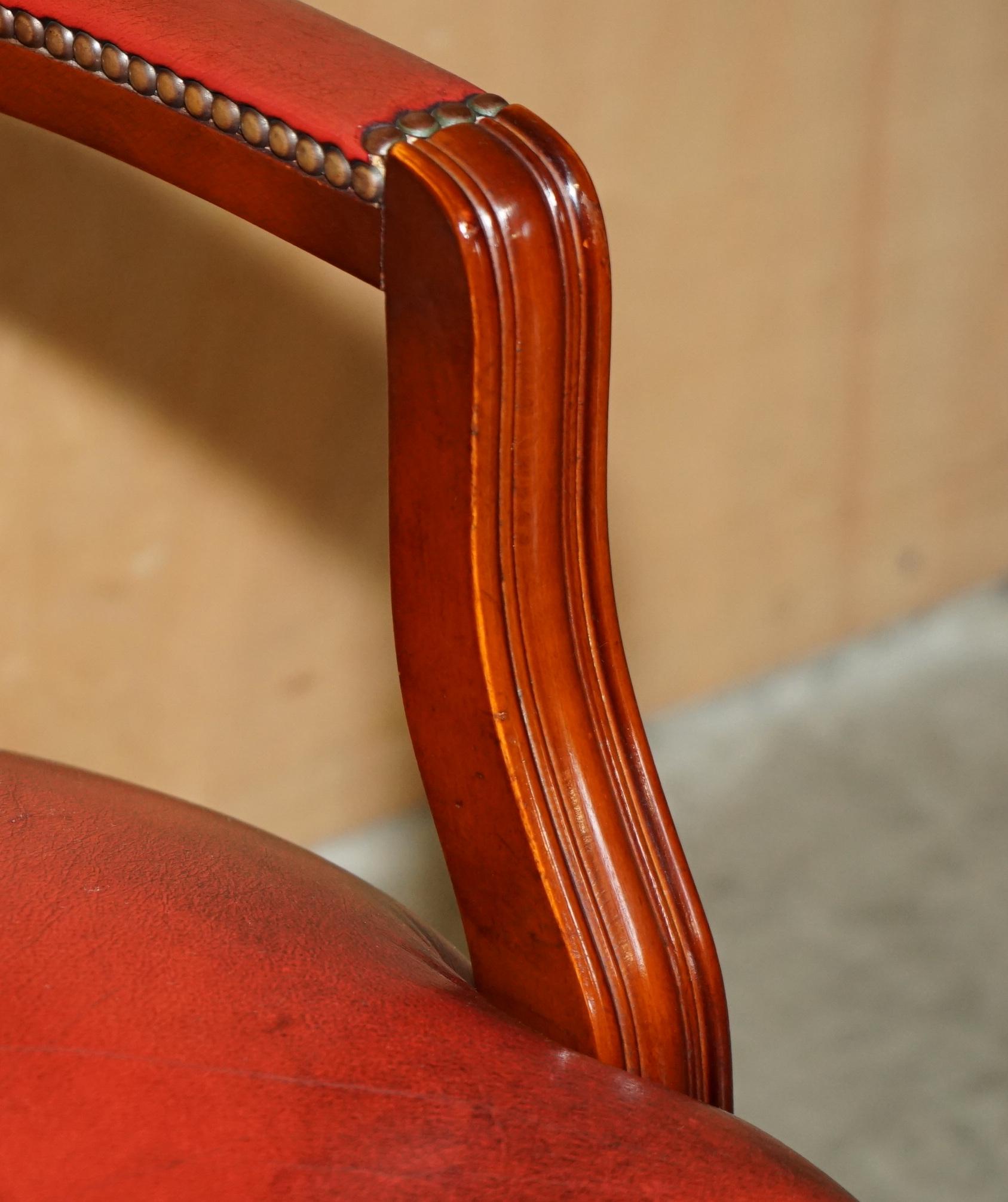 COPPIA DI SEDIE BORDEAUX IN PELLE CHESTERFiELD COURT CAPTAINS PARTE DI SUITE in vendita 6