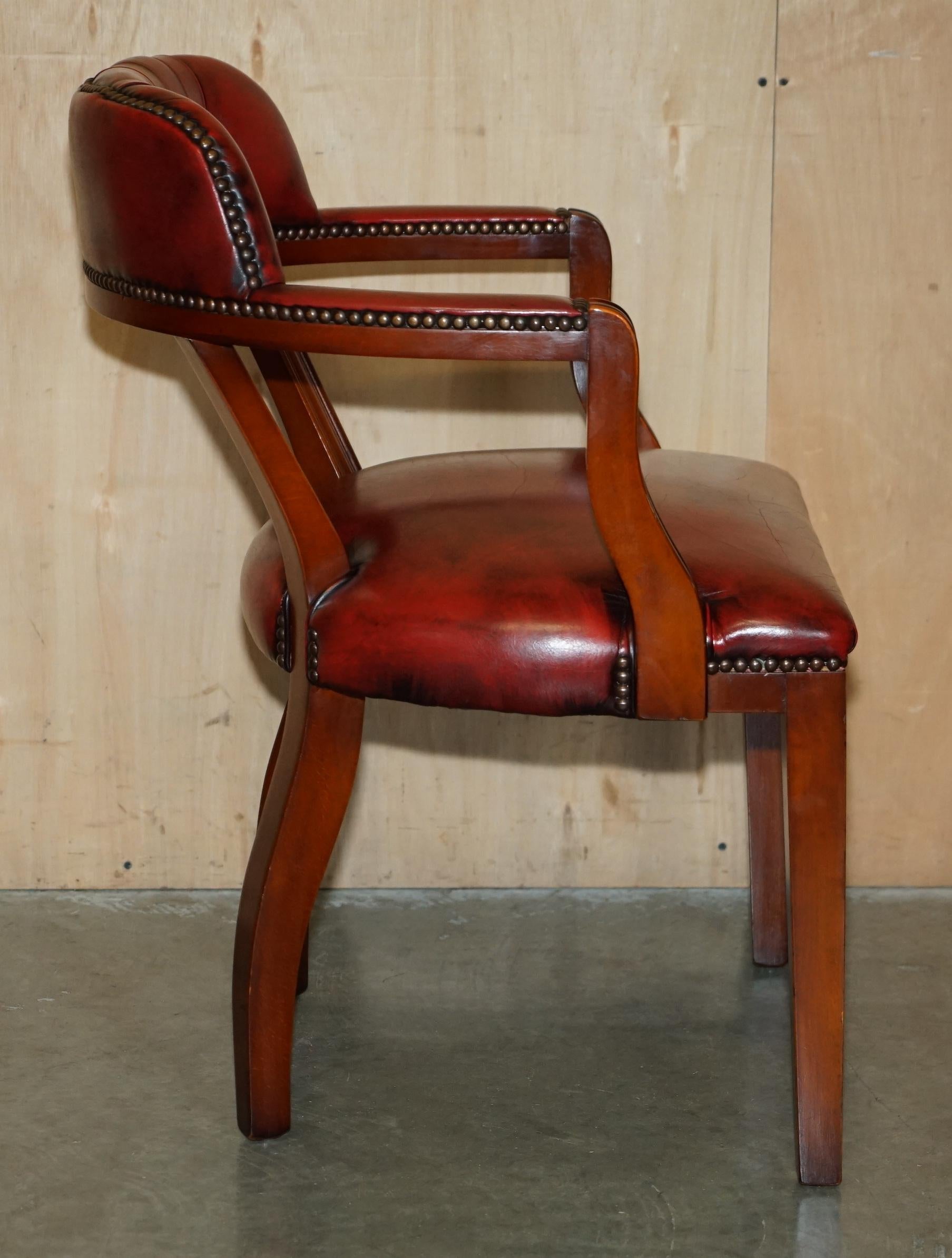 COPPIA DI SEDIE BORDEAUX IN PELLE CHESTERFiELD COURT CAPTAINS PARTE DI SUITE in vendita 8