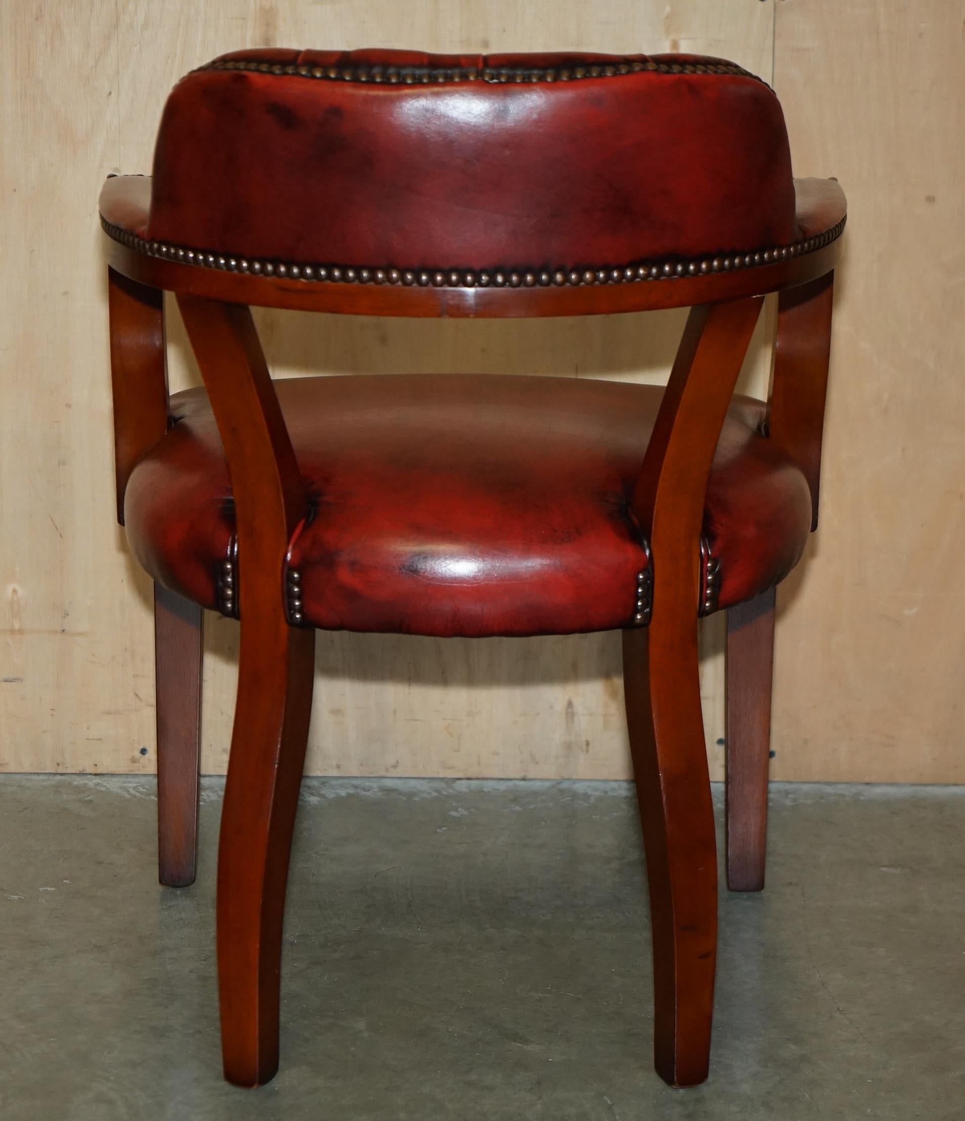 COPPIA DI SEDIE BORDEAUX IN PELLE CHESTERFiELD COURT CAPTAINS PARTE DI SUITE in vendita 9