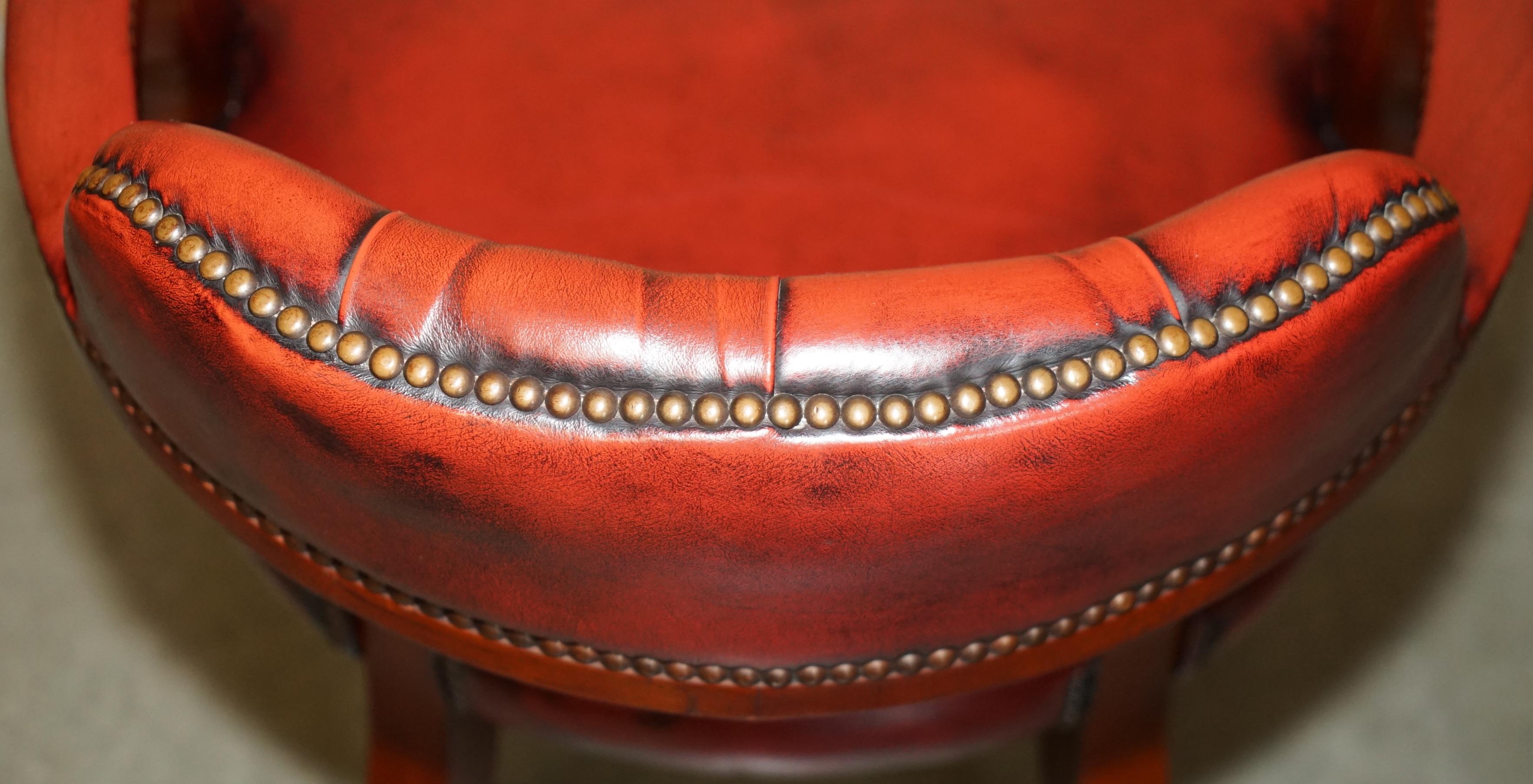 COPPIA DI SEDIE BORDEAUX IN PELLE CHESTERFiELD COURT CAPTAINS PARTE DI SUITE in vendita 10