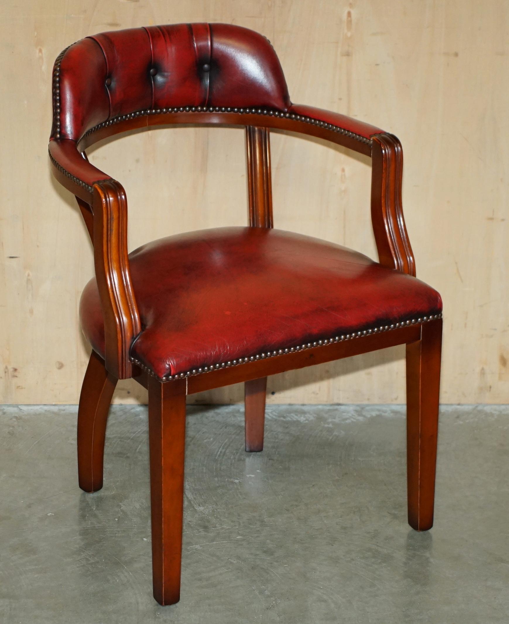Casa Reale Antiquariato

Royal House Antiques è lieta di offrire in vendita questa splendida coppia di rare sedie da corte per gentiluomini in pelle di Bordeaux, realizzate a mano in Inghilterra e leggermente restaurate, che fanno parte di una
