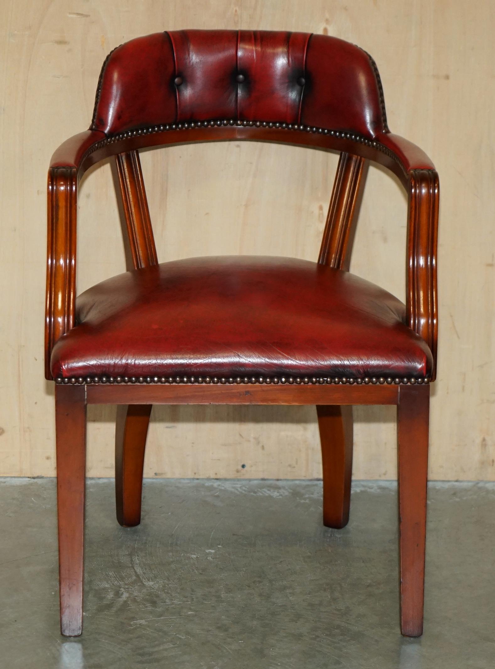 Chesterfield COPPIA DI SEDIE BORDEAUX IN PELLE CHESTERFiELD COURT CAPTAINS PARTE DI SUITE in vendita