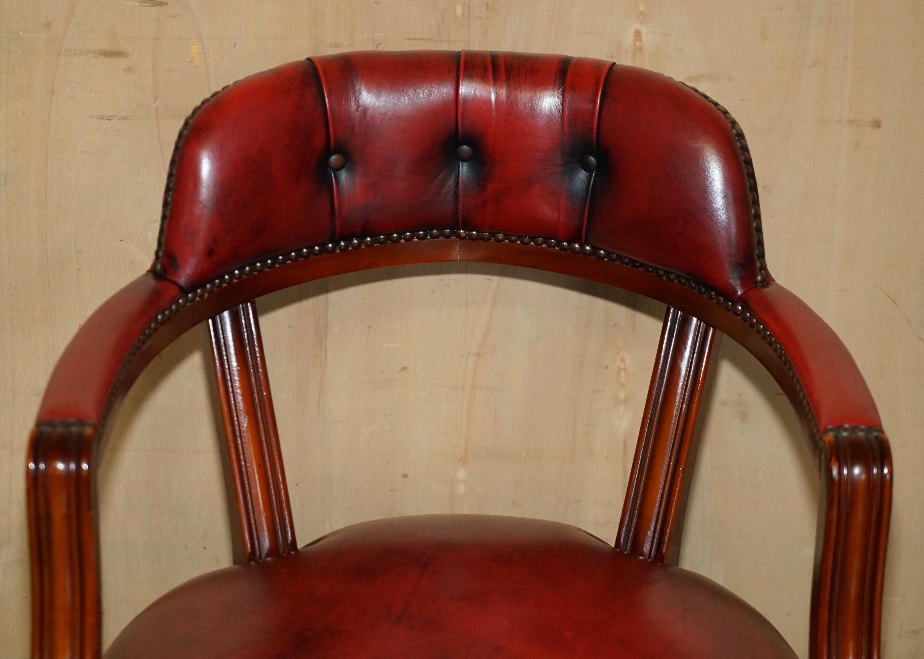 Britannico COPPIA DI SEDIE BORDEAUX IN PELLE CHESTERFiELD COURT CAPTAINS PARTE DI SUITE in vendita