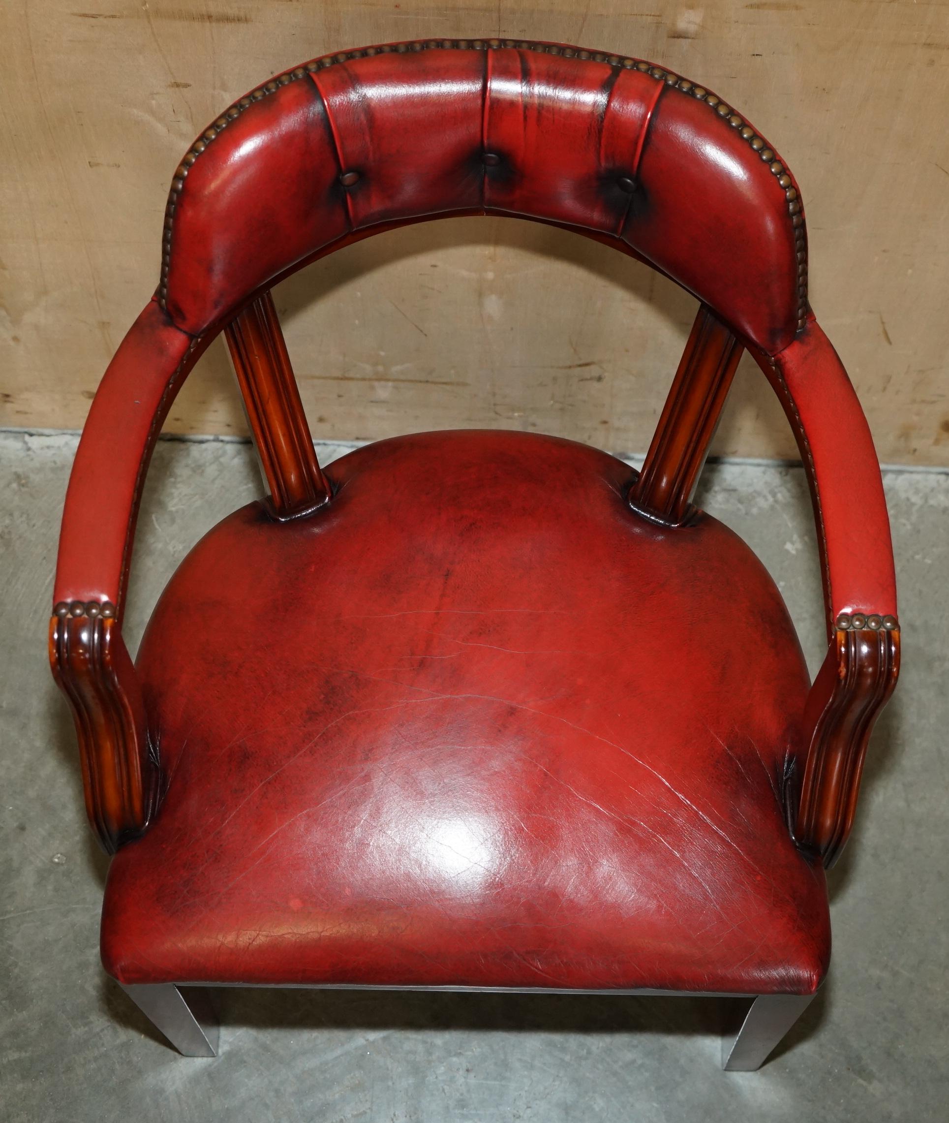 Fatto a mano COPPIA DI SEDIE BORDEAUX IN PELLE CHESTERFiELD COURT CAPTAINS PARTE DI SUITE in vendita