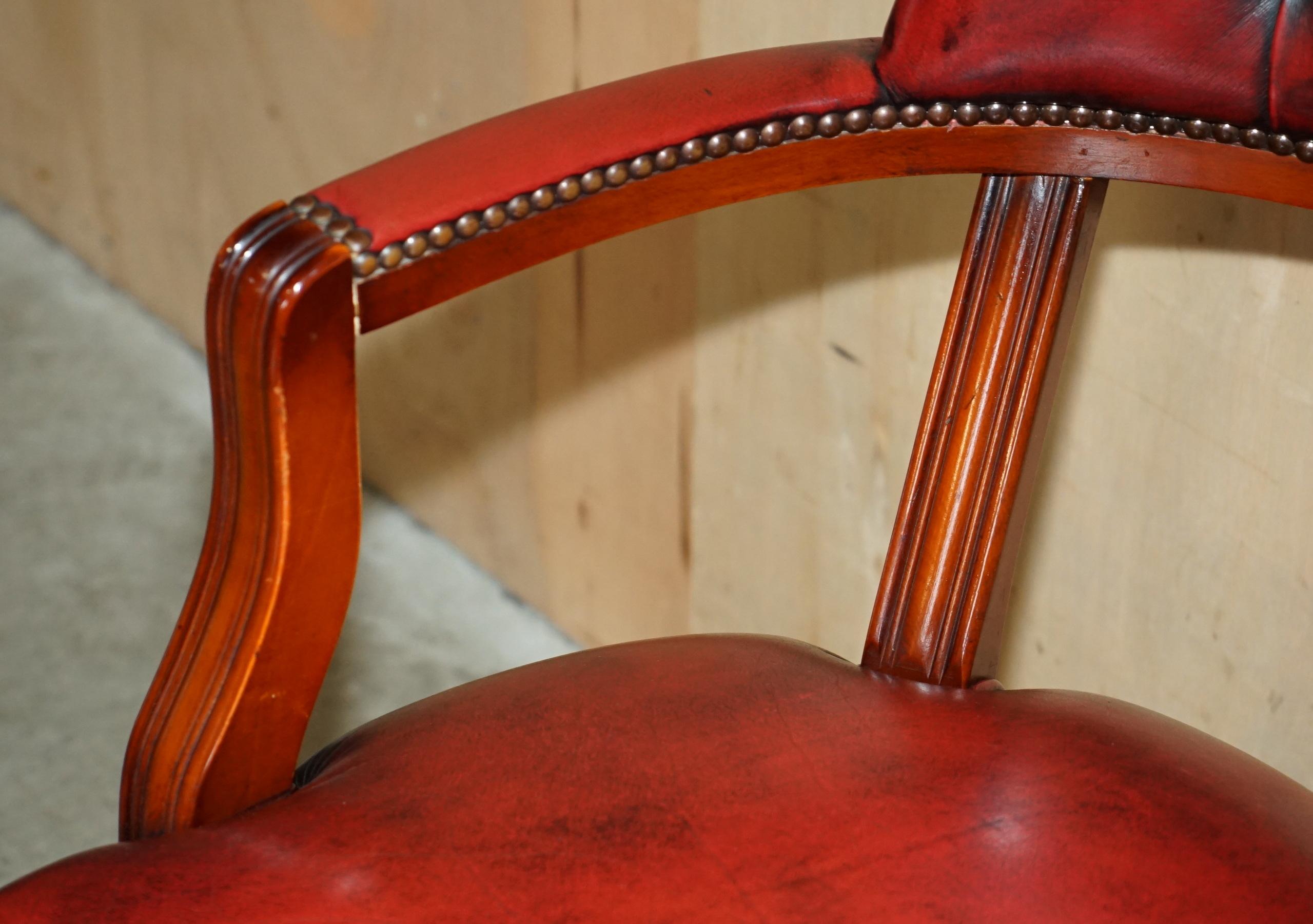COPPIA DI SEDIE BORDEAUX IN PELLE CHESTERFiELD COURT CAPTAINS PARTE DI SUITE In condizioni buone in vendita a West Sussex, Pulborough
