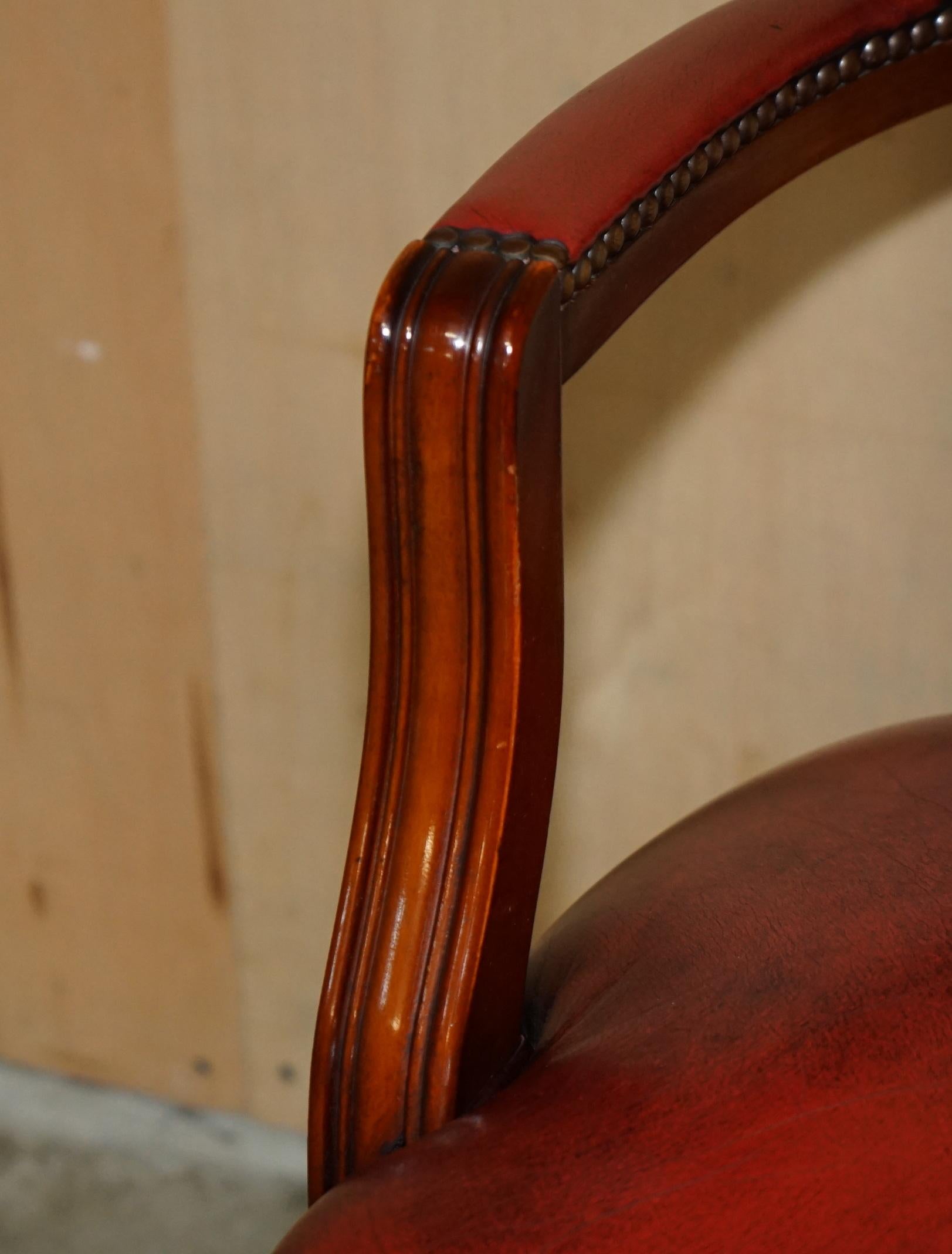 XX secolo COPPIA DI SEDIE BORDEAUX IN PELLE CHESTERFiELD COURT CAPTAINS PARTE DI SUITE in vendita