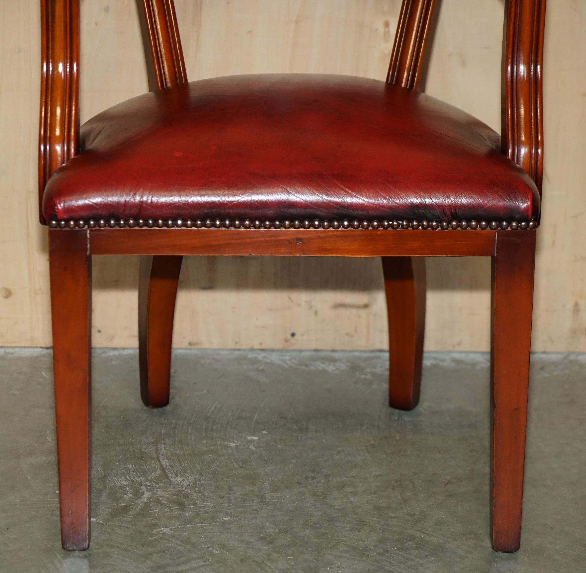 Pelle COPPIA DI SEDIE BORDEAUX IN PELLE CHESTERFiELD COURT CAPTAINS PARTE DI SUITE in vendita