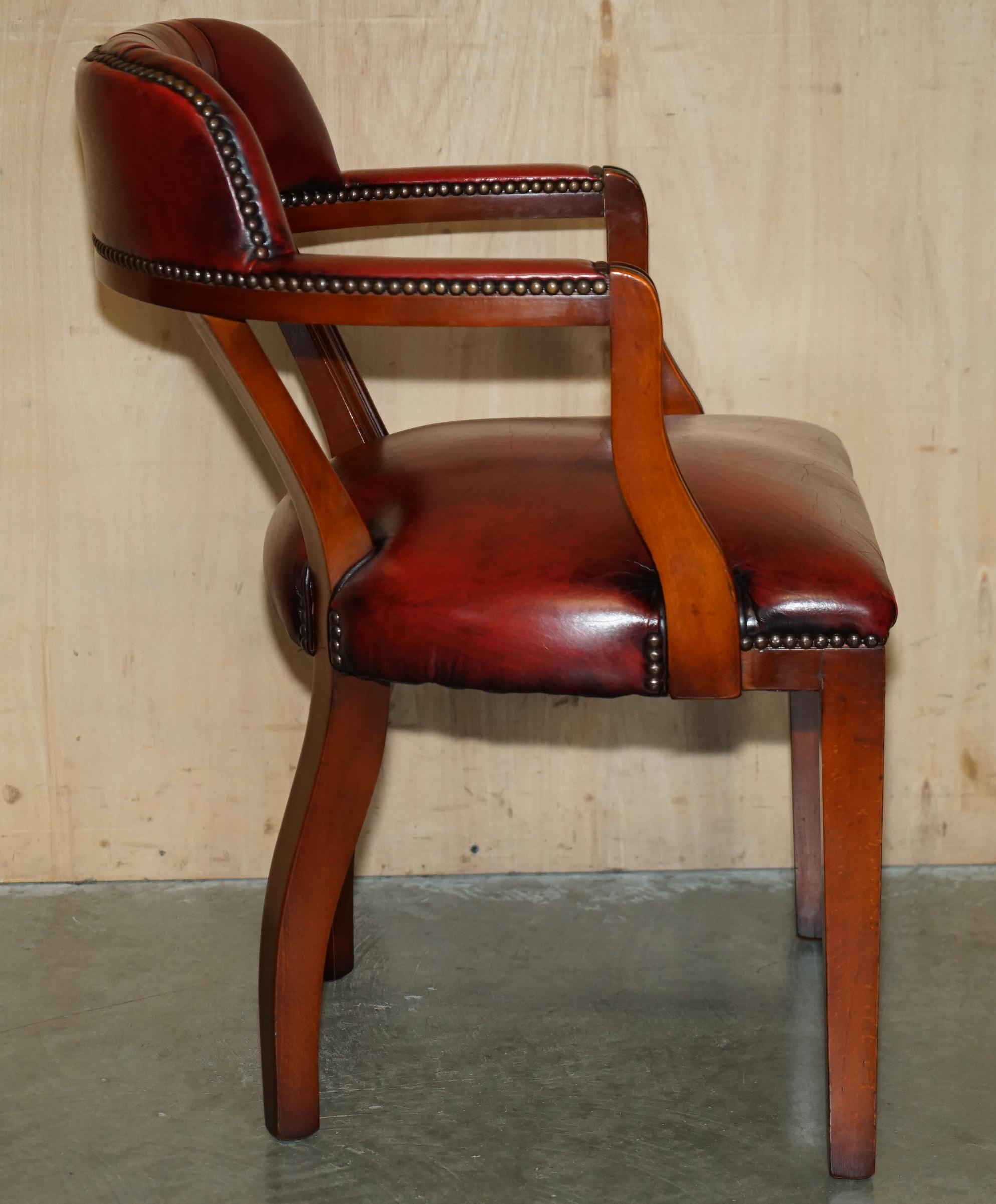 COPPIA DI SEDIE BORDEAUX IN PELLE CHESTERFiELD COURT CAPTAINS PARTE DI SUITE in vendita 1