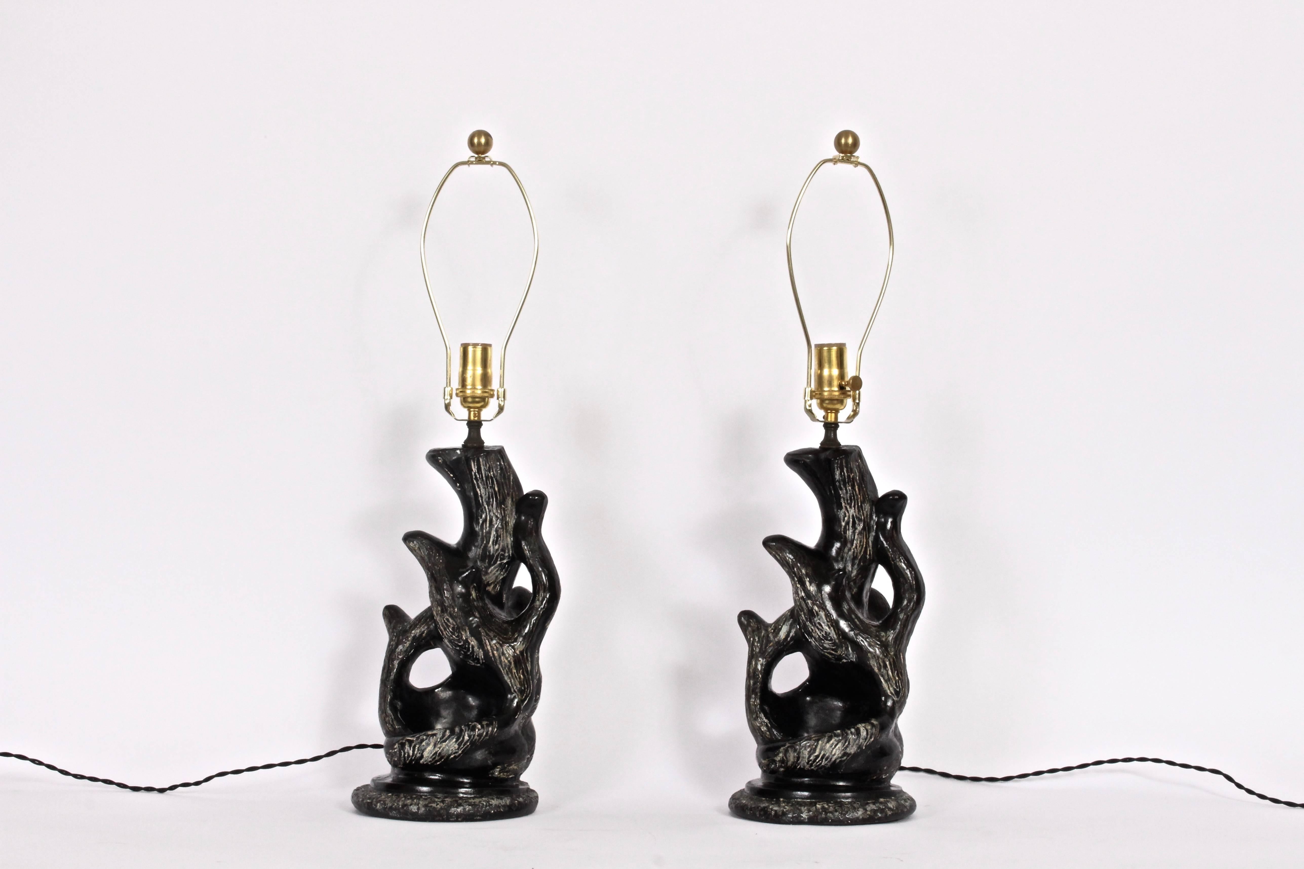 Paire de lampes de table noires et blanches incisées, de style AM Contemporary, par P. Sanfillipo.  Whiting : forme moderne et organique en bois flotté blanc, sculptée à la main, finition satinée noire peinte à la main et intérieur noir. Avec les