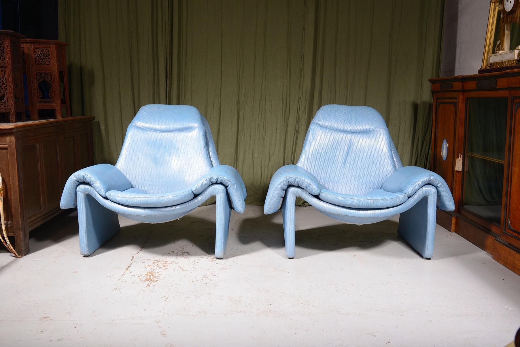 A super stylish and very comfortable pair of P60 Perforated Blue Leather Lounge Chairs By Vittorio Introini for Saporiti, made for the Proposals series, dating to the 1960’s.