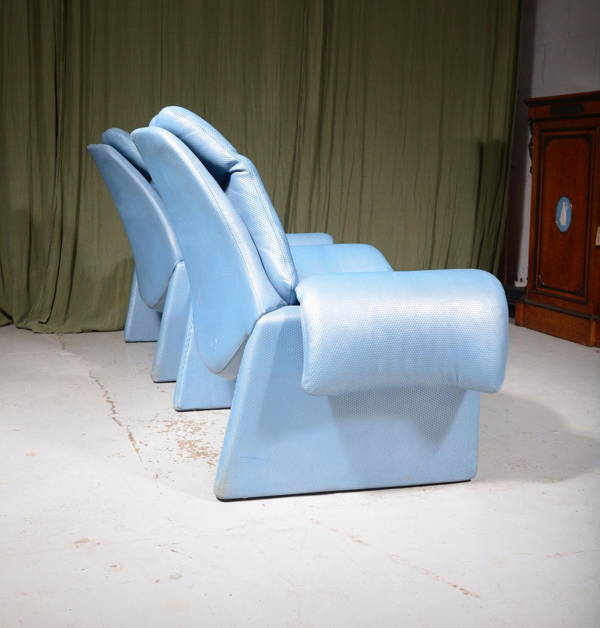 Pair P60 Blue Leather Proposals Lounge Chairs by Vittorio Introini for Saporiti In Good Condition In Sherborne, GB