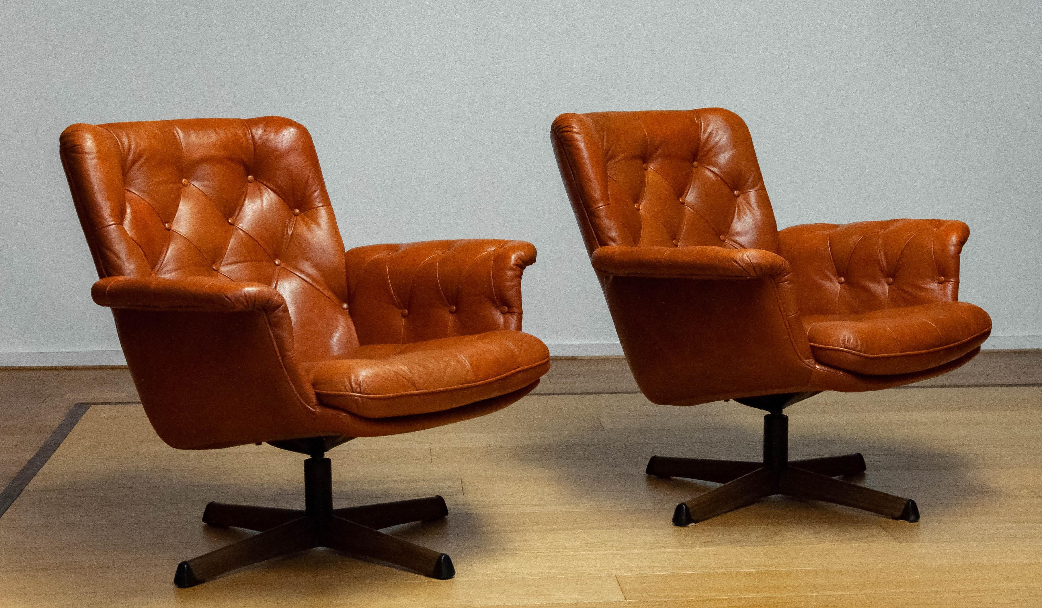 Pair Padded EVA Swivel Chairs In Tan Brown Leather By Göte Nassjö Sweden For Sale 4
