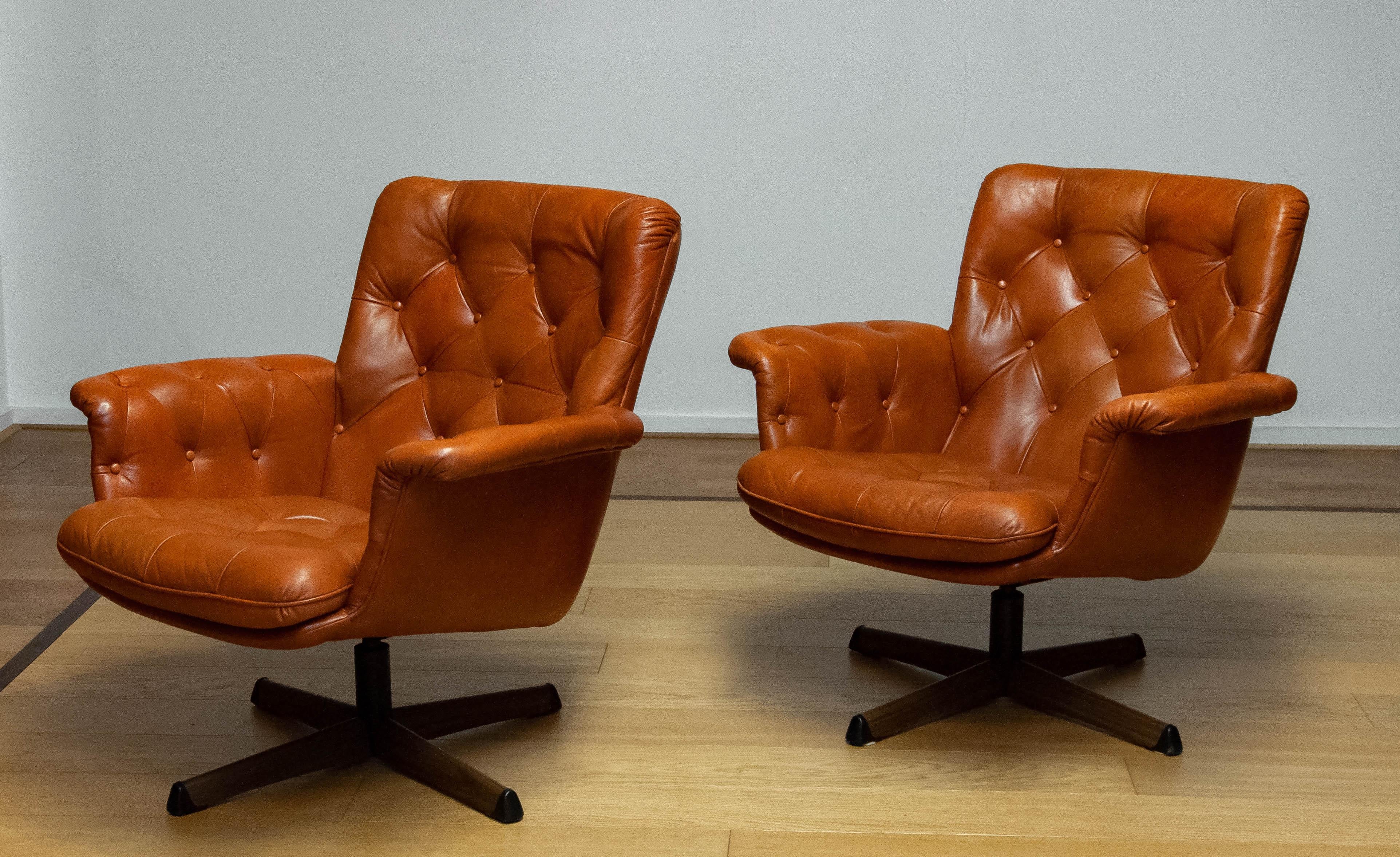 Pair Padded EVA Swivel Chairs In Tan Brown Leather By Göte Nassjö Sweden For Sale 6