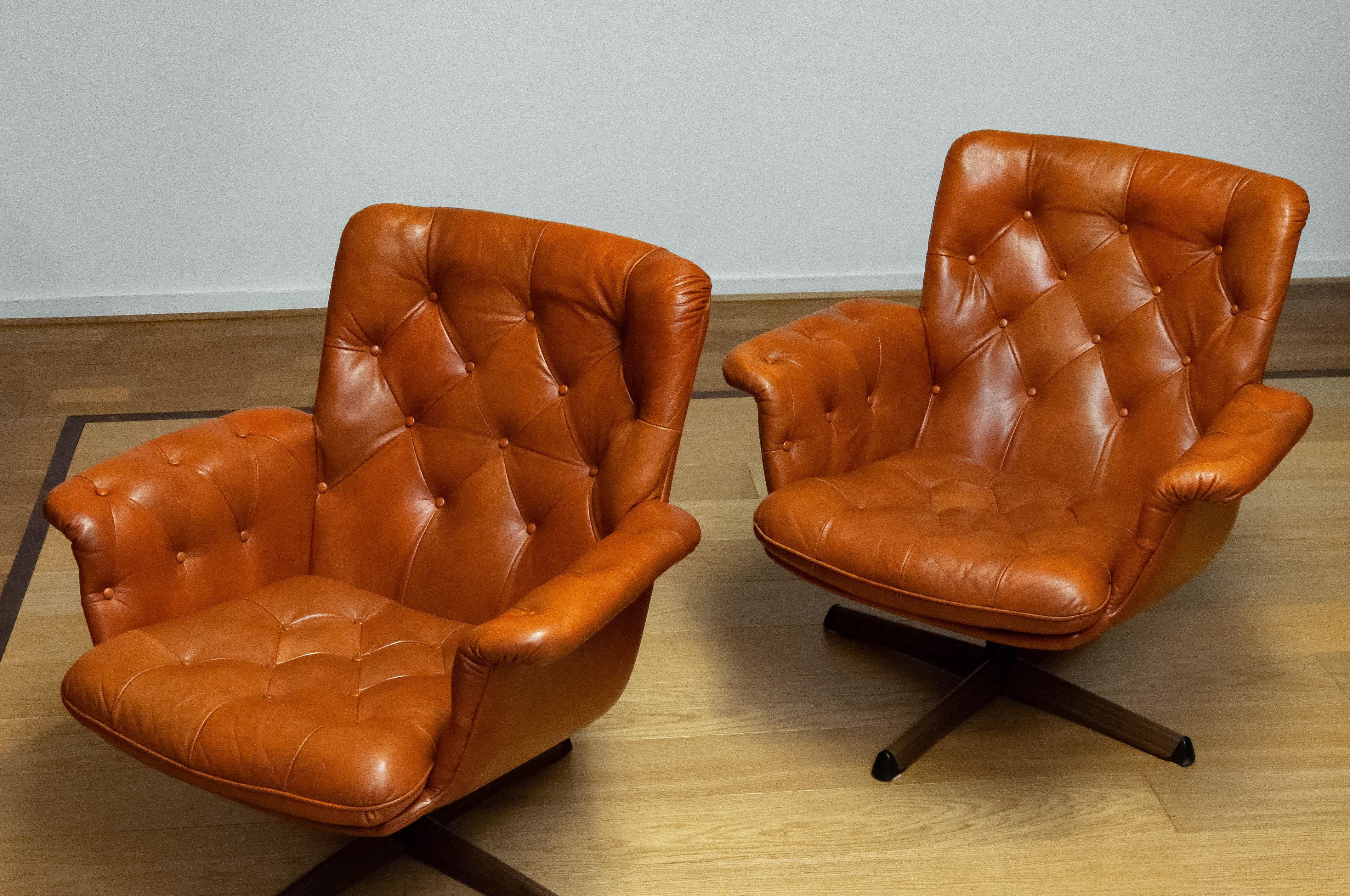 Pair Padded EVA Swivel Chairs In Tan Brown Leather By Göte Nassjö Sweden For Sale 7
