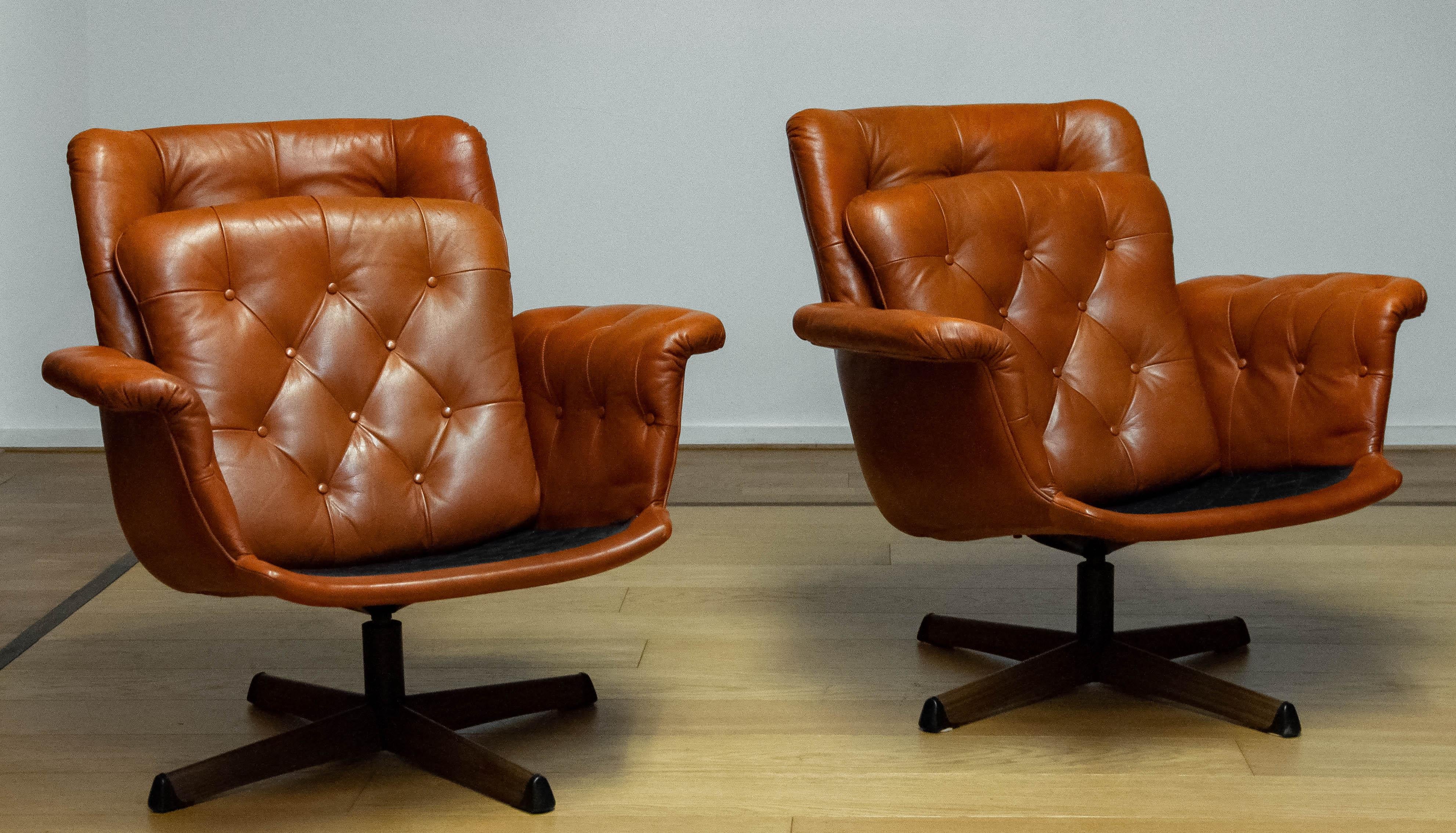 Pair Padded EVA Swivel Chairs In Tan Brown Leather By Göte Nassjö Sweden For Sale 9