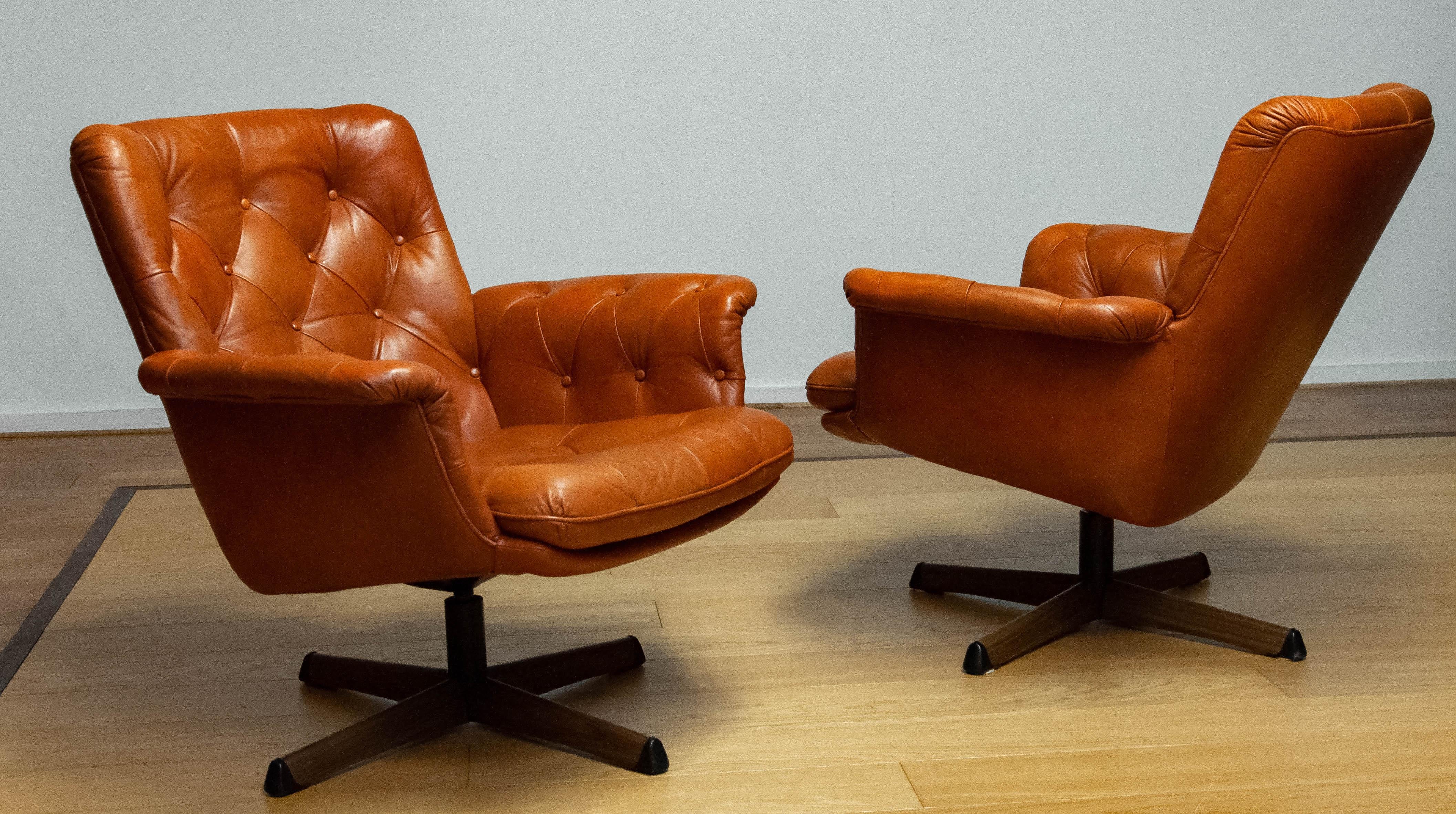 Pair Padded EVA Swivel Chairs In Tan Brown Leather By Göte Nassjö Sweden For Sale 10