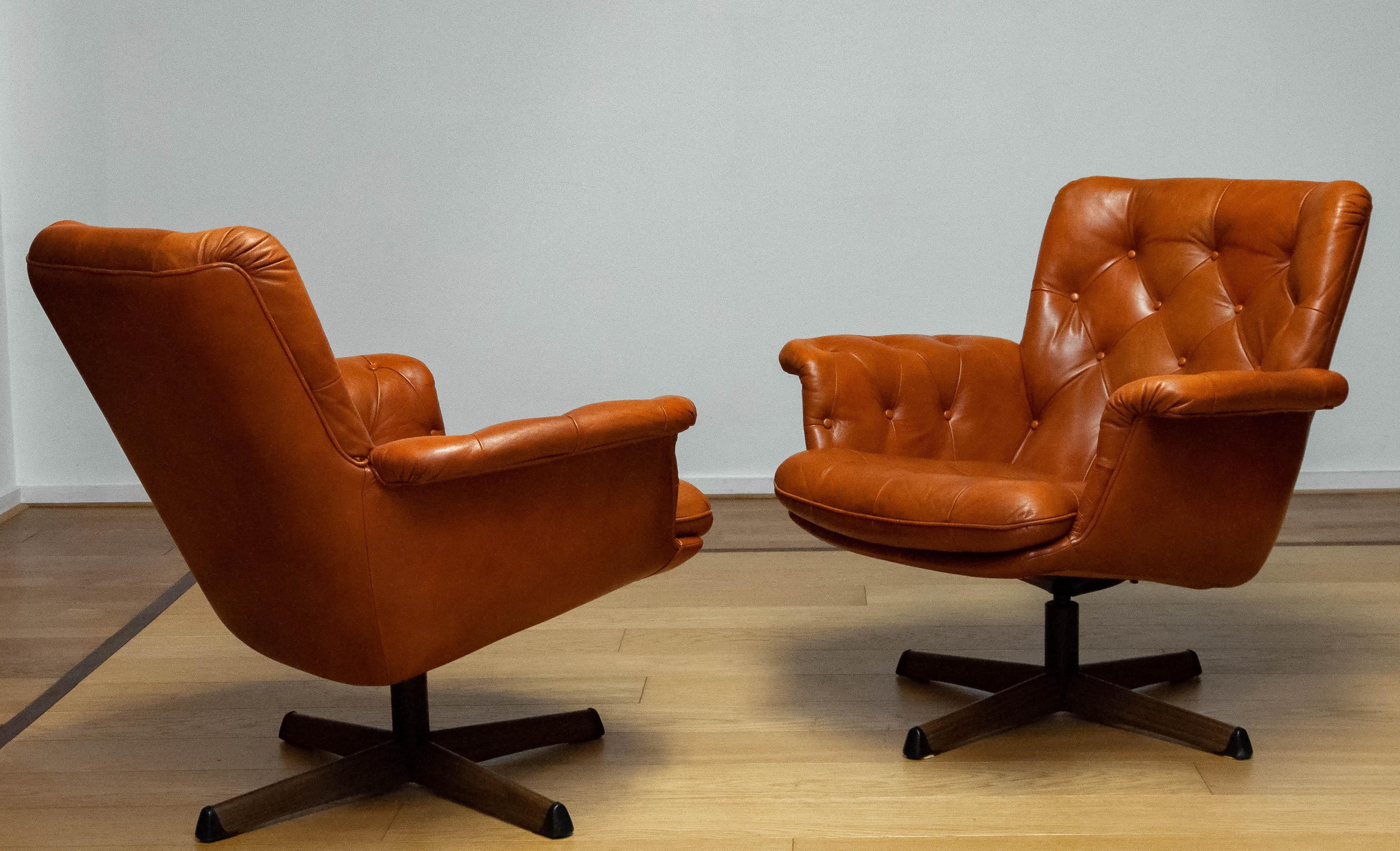 Pair Padded EVA Swivel Chairs In Tan Brown Leather By Göte Nassjö Sweden For Sale 11