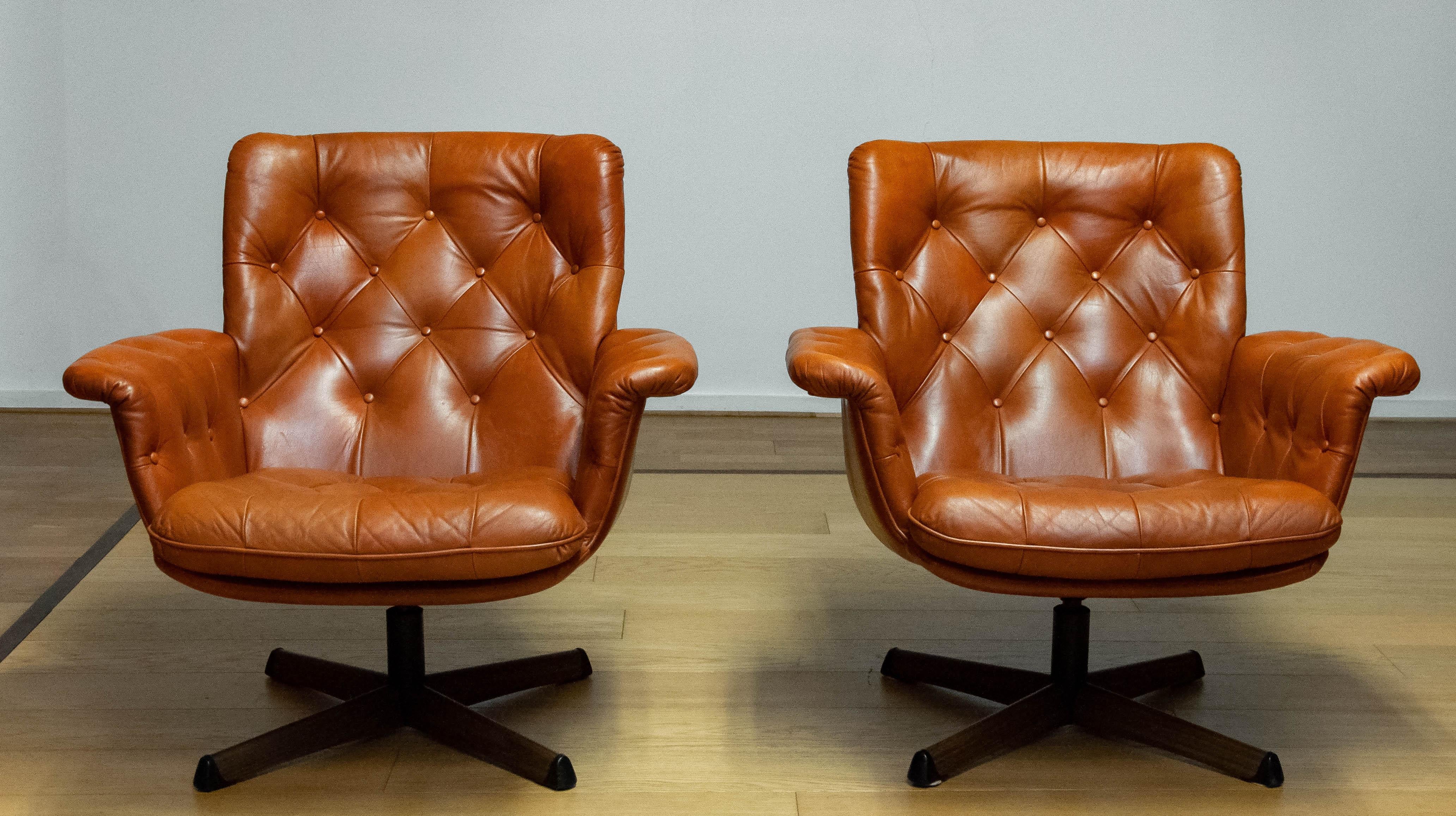 Pair Padded EVA Swivel Chairs In Tan Brown Leather By Göte Nassjö Sweden For Sale 12