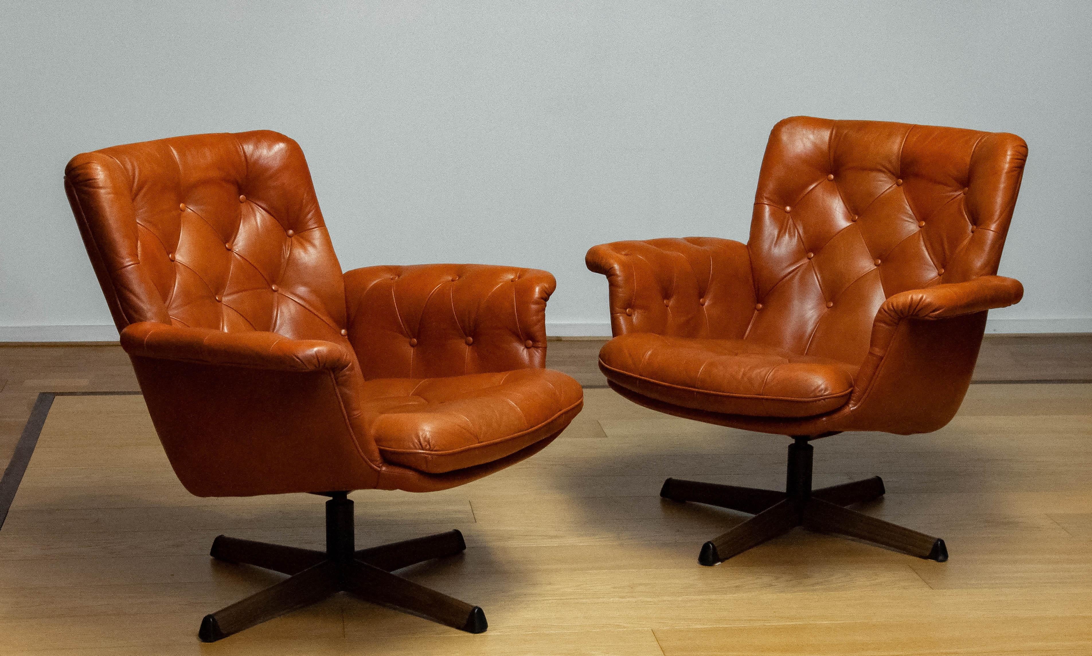 Scandinavian Modern Pair Padded EVA Swivel Chairs In Tan Brown Leather By Göte Nassjö Sweden For Sale