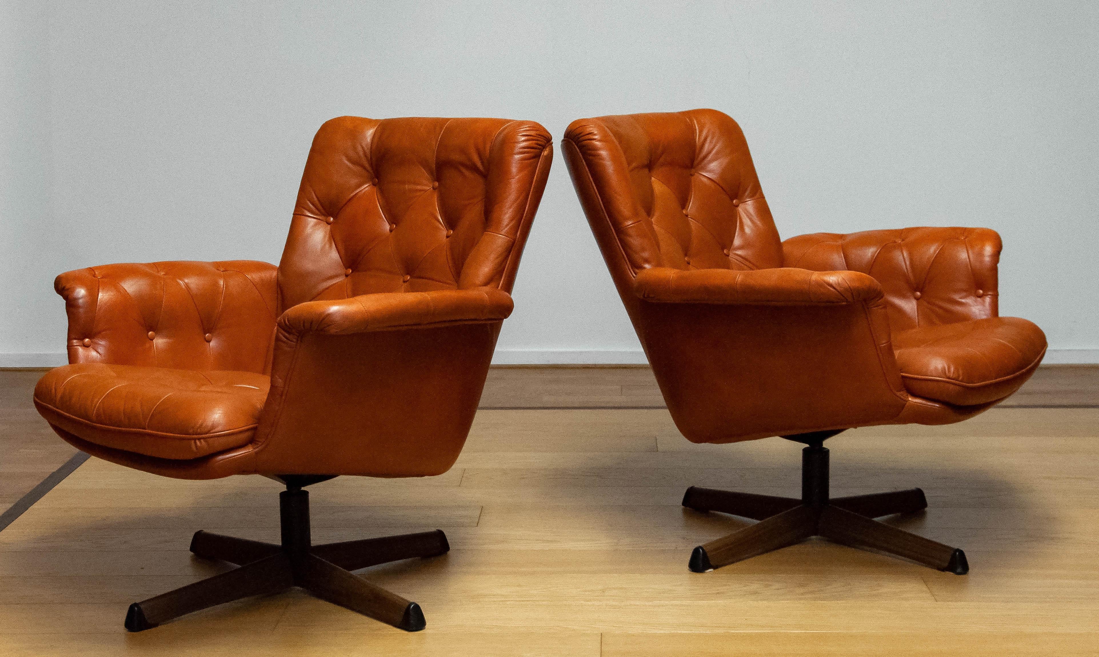 Pair Padded EVA Swivel Chairs In Tan Brown Leather By Göte Nassjö Sweden In Good Condition For Sale In Silvolde, Gelderland