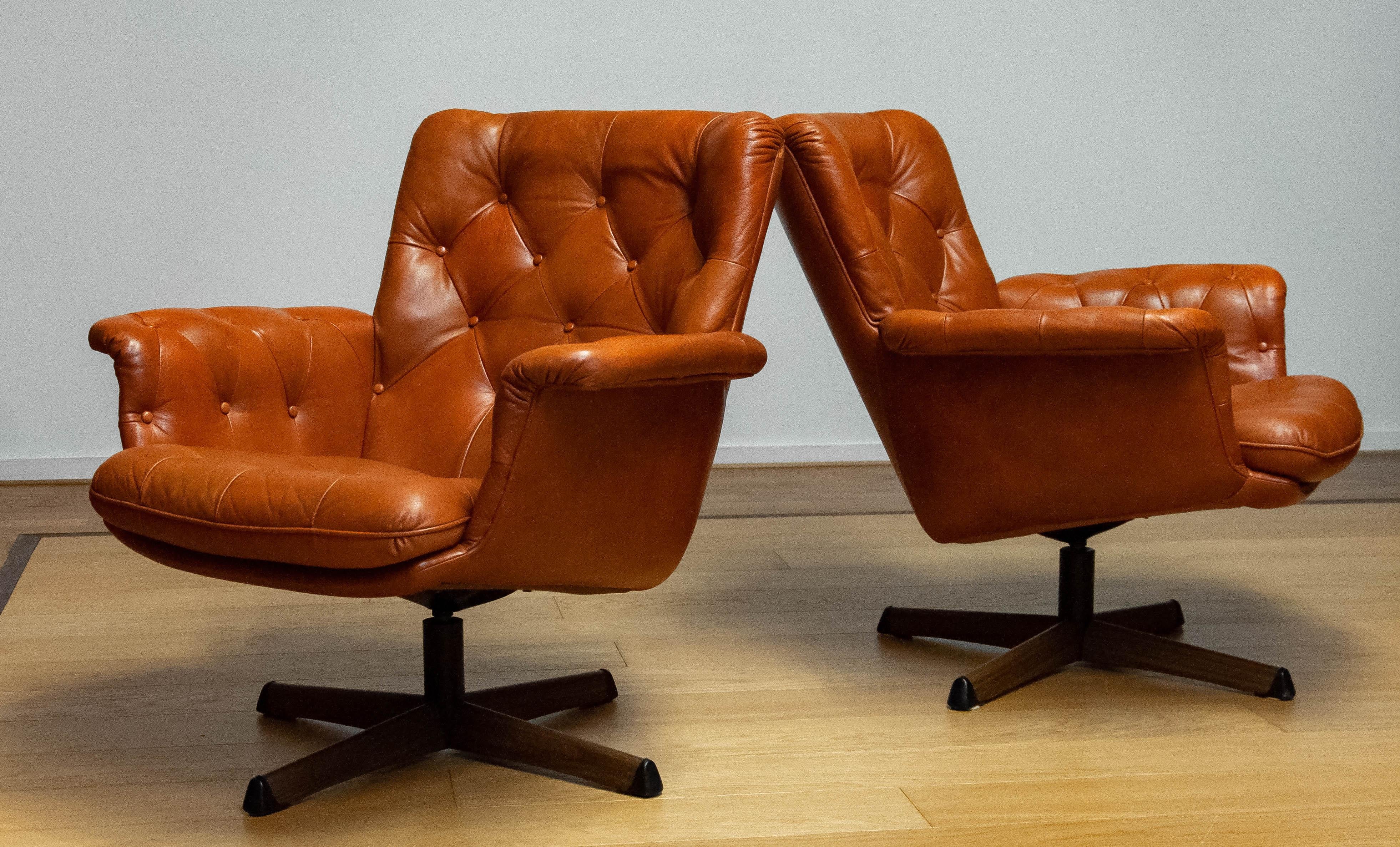 Mid-20th Century Pair Padded EVA Swivel Chairs In Tan Brown Leather By Göte Nassjö Sweden For Sale