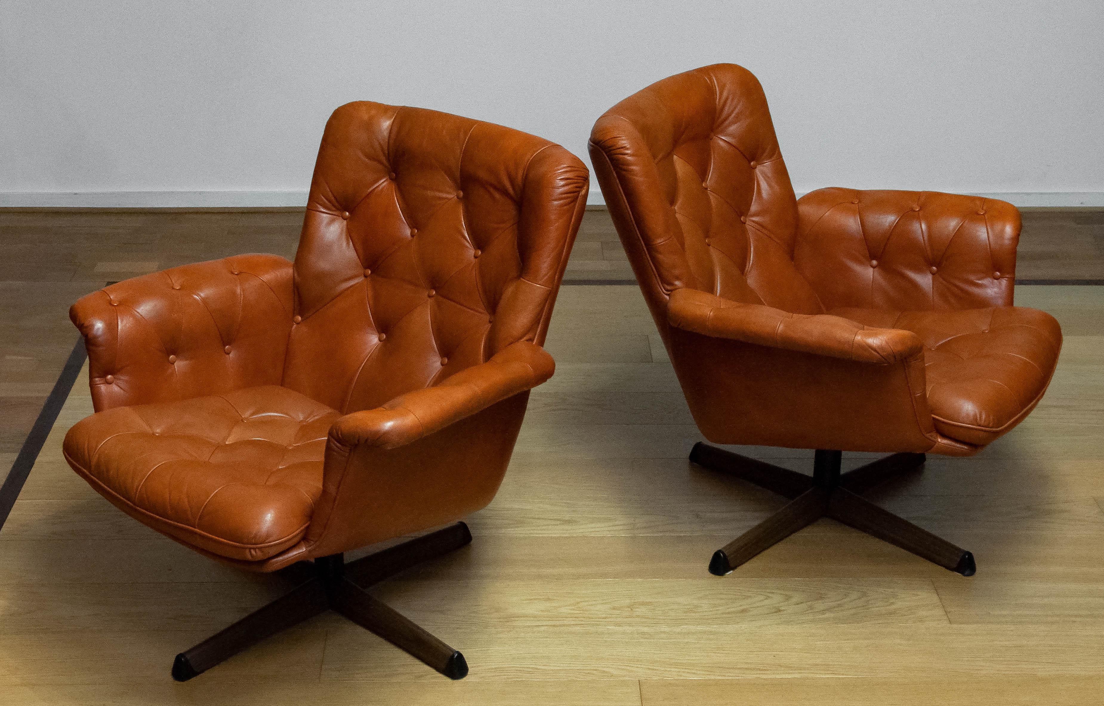 Pair Padded EVA Swivel Chairs In Tan Brown Leather By Göte Nassjö Sweden For Sale 1