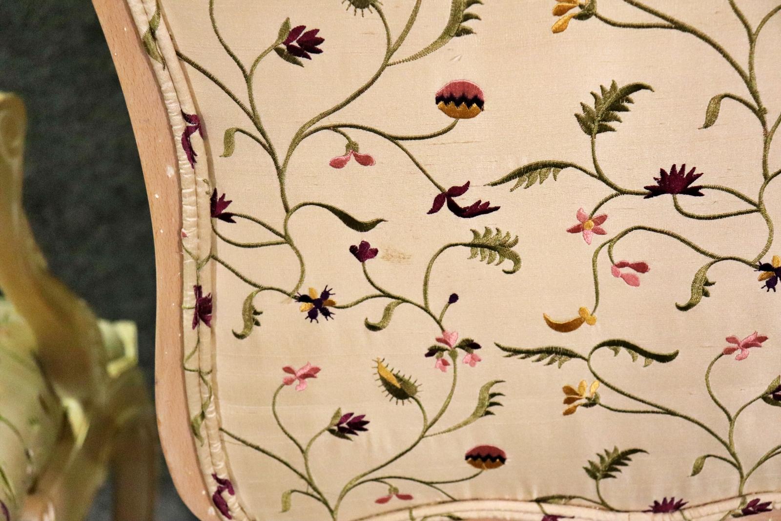 Paar lackierte französische Sessel im Louis-XV-Stil, Louis XV.-Stil im Angebot 7