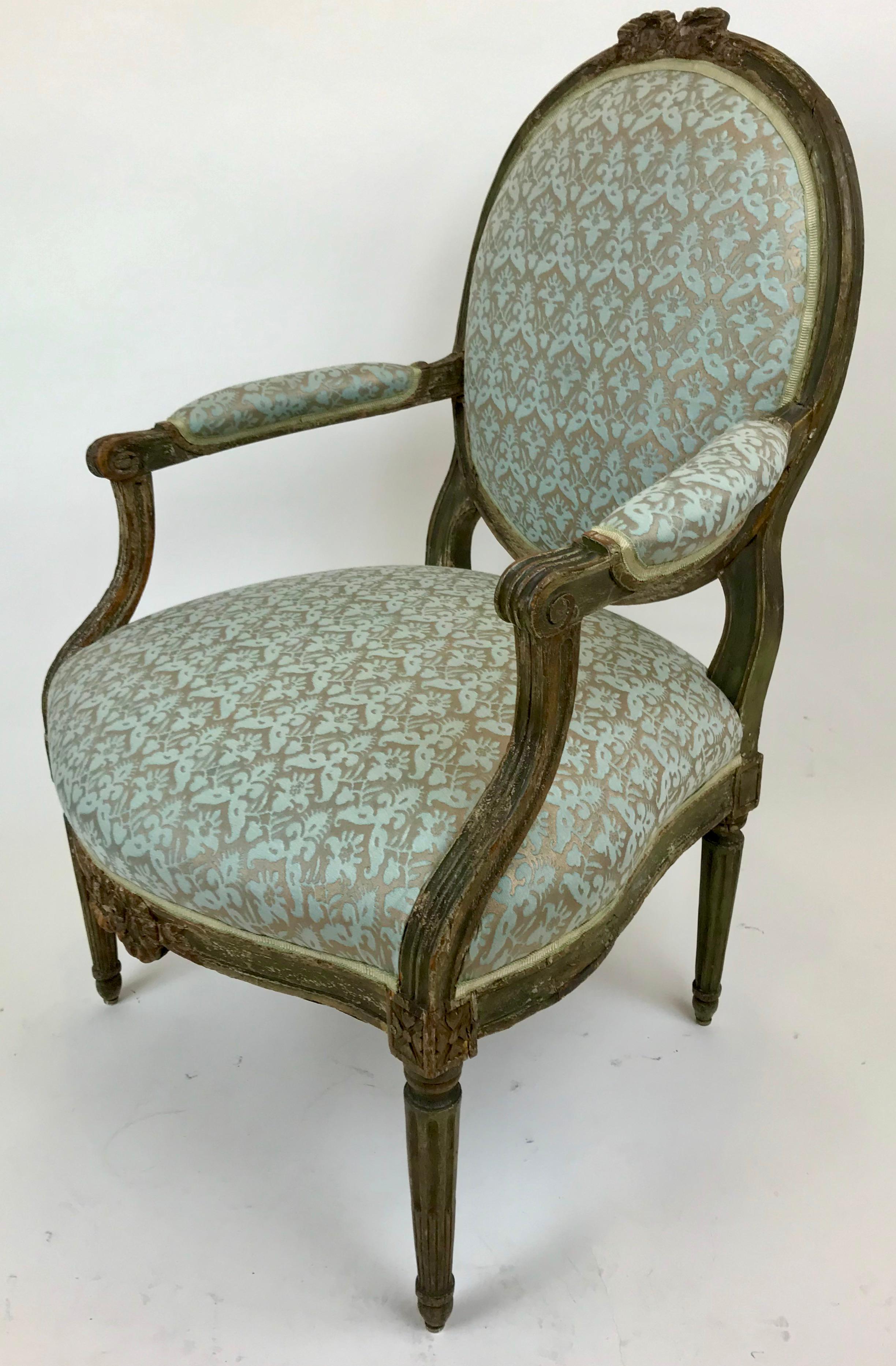 Offene Louis XVI-Sessel oder Fauteuils, lackiert, Paar (Handgeschnitzt) im Angebot