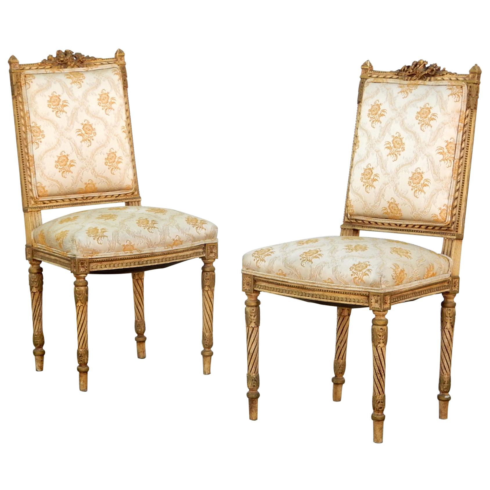 Paire de chaises de salon peintes de style Louis XVI