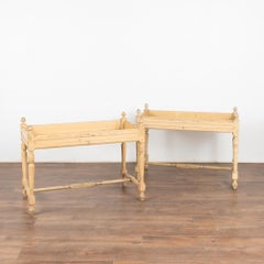 Paar, bemalte Tablettbeistelltische aus Schweden, um 1860-80