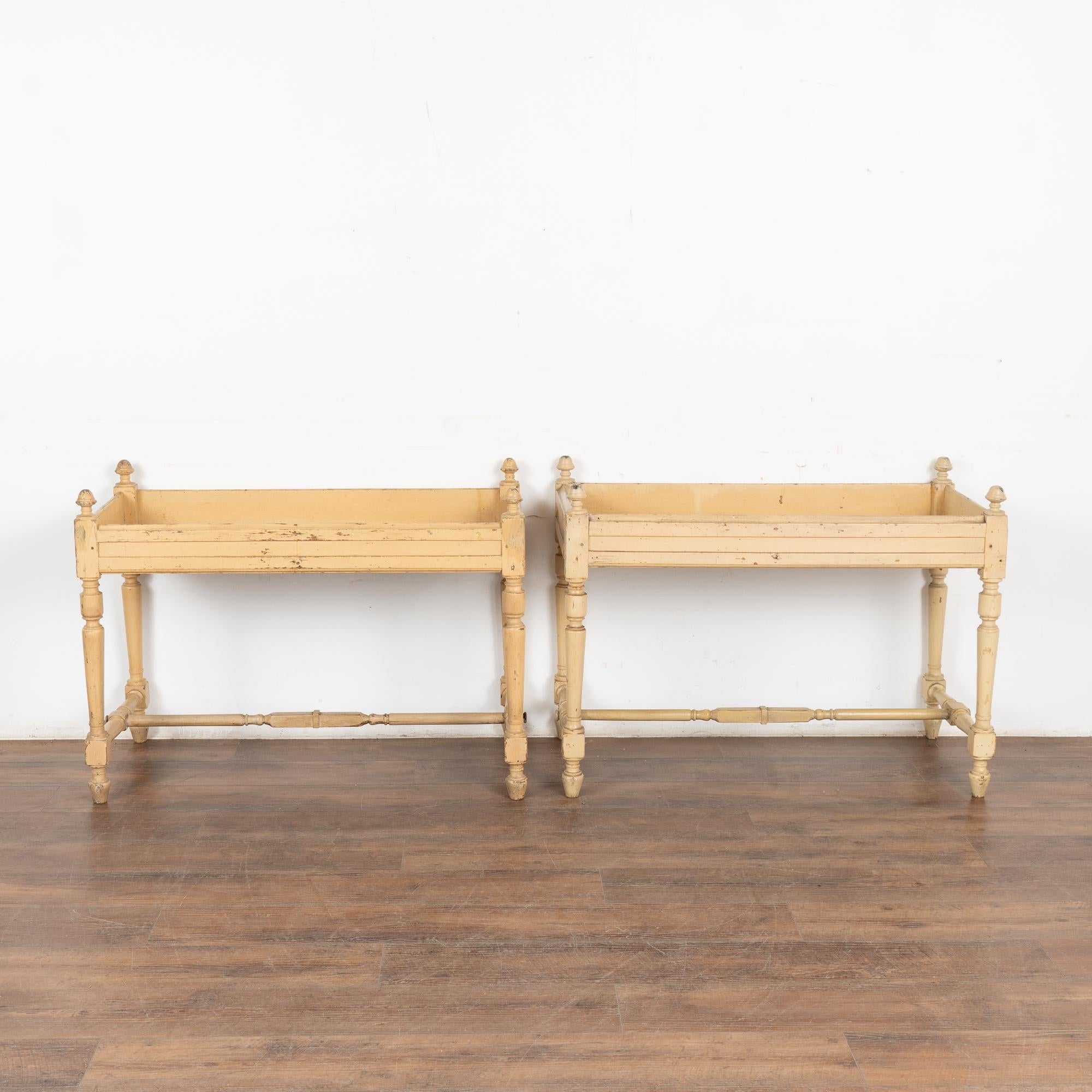 Pareja, Mesas auxiliares con bandeja pintadas de Suecia, circa 1860-80 De campo en venta