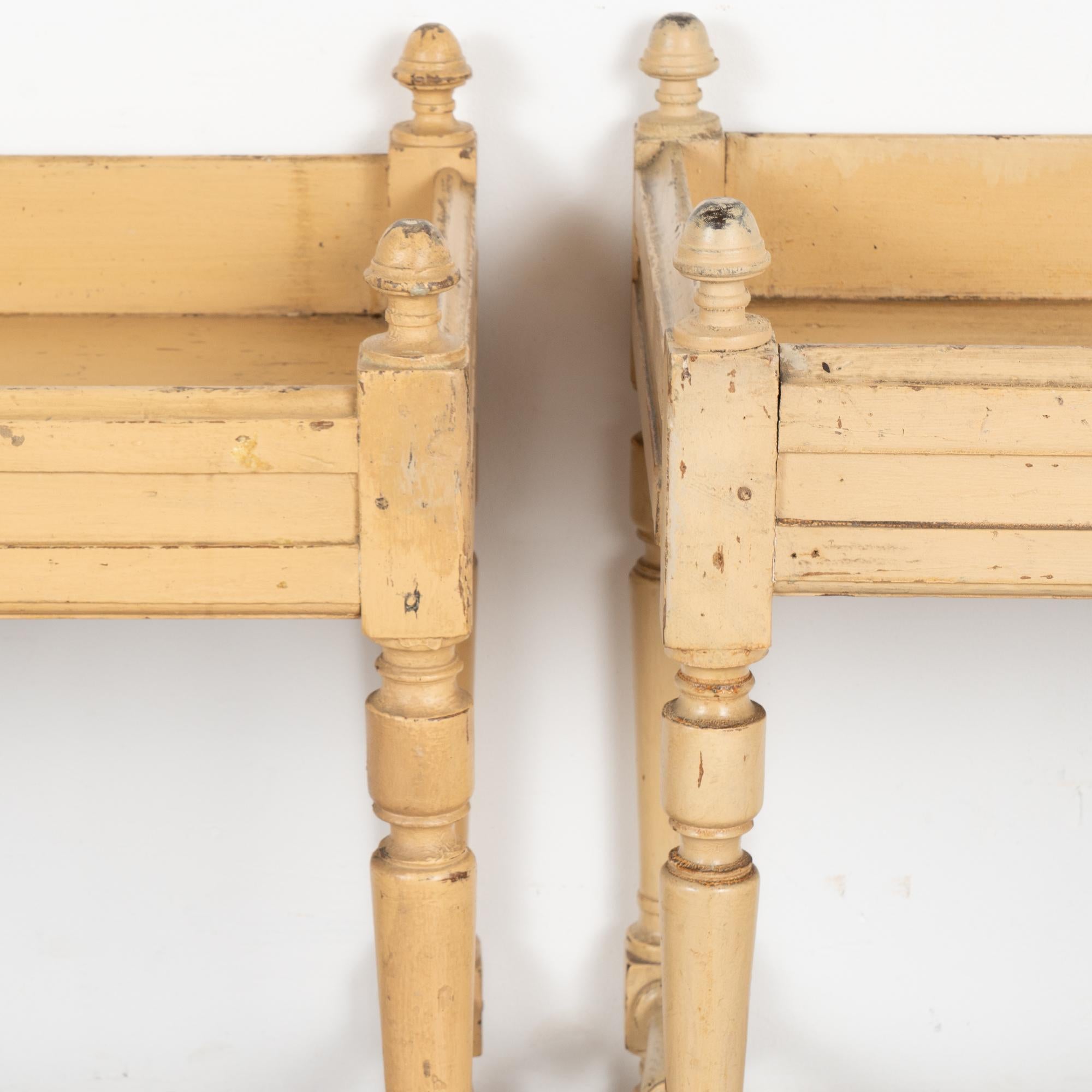 Pareja, Mesas auxiliares con bandeja pintadas de Suecia, circa 1860-80 Pino en venta