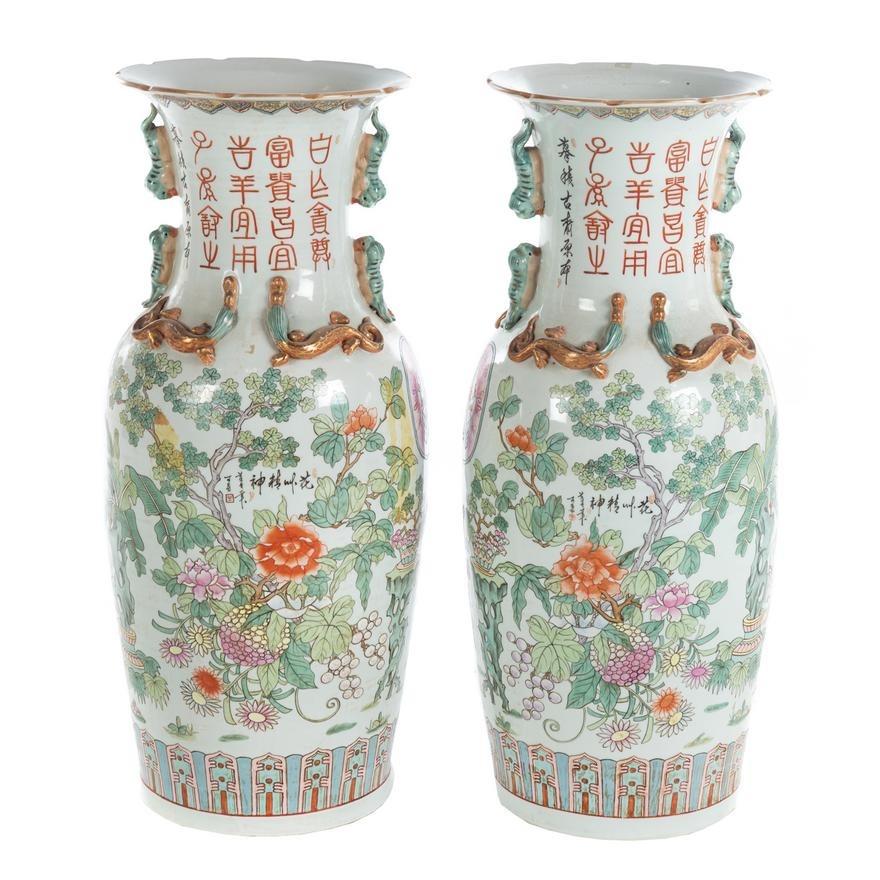 Paar palastartige chinesische Famille-Rose-Porzellanvasen (20. Jahrhundert) im Angebot