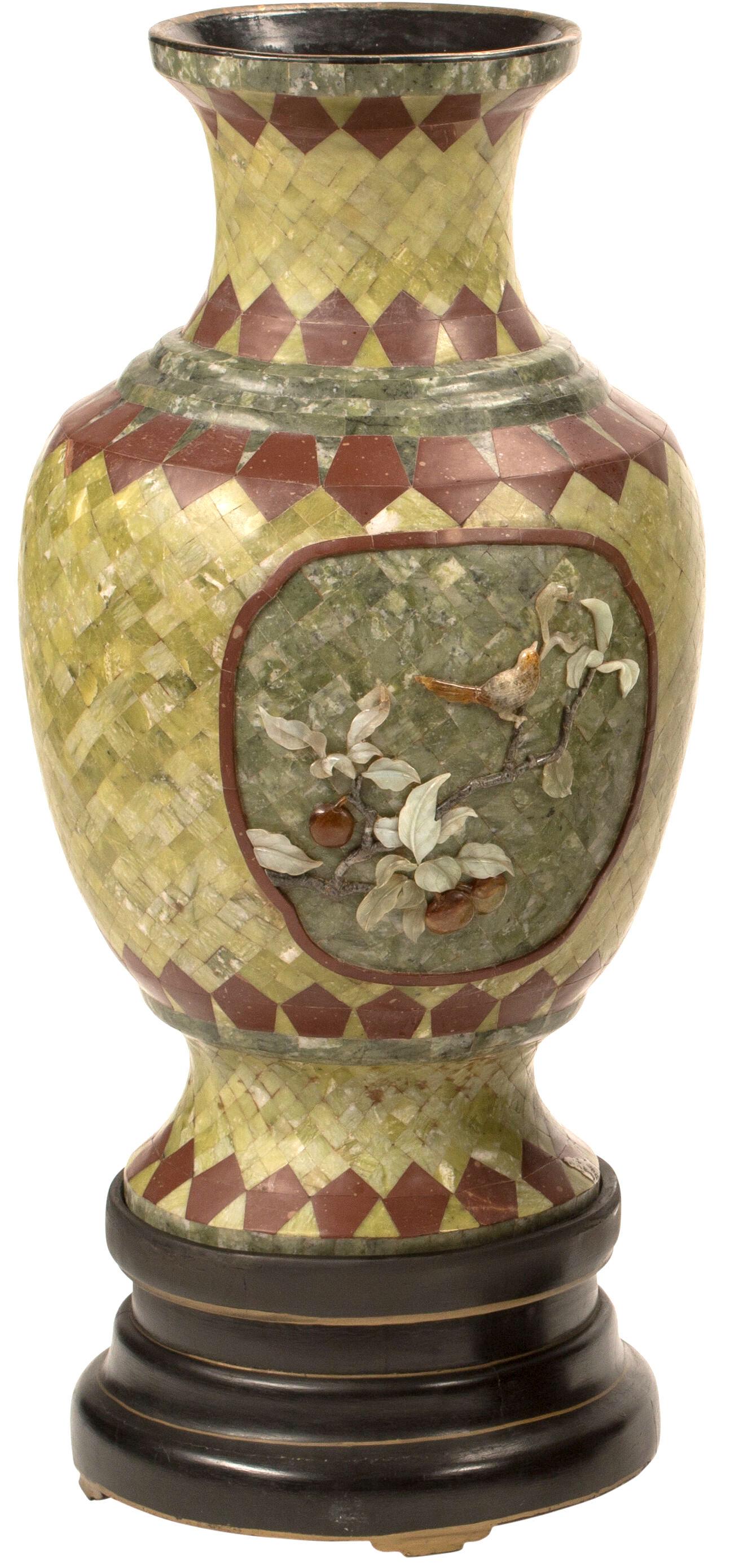Paire de vases palatiaux chinois en placage de pierre dure avec cartouches en pierre dure représentant des oiseaux, des fleurs et des fruits, sur des socles ébénisés.