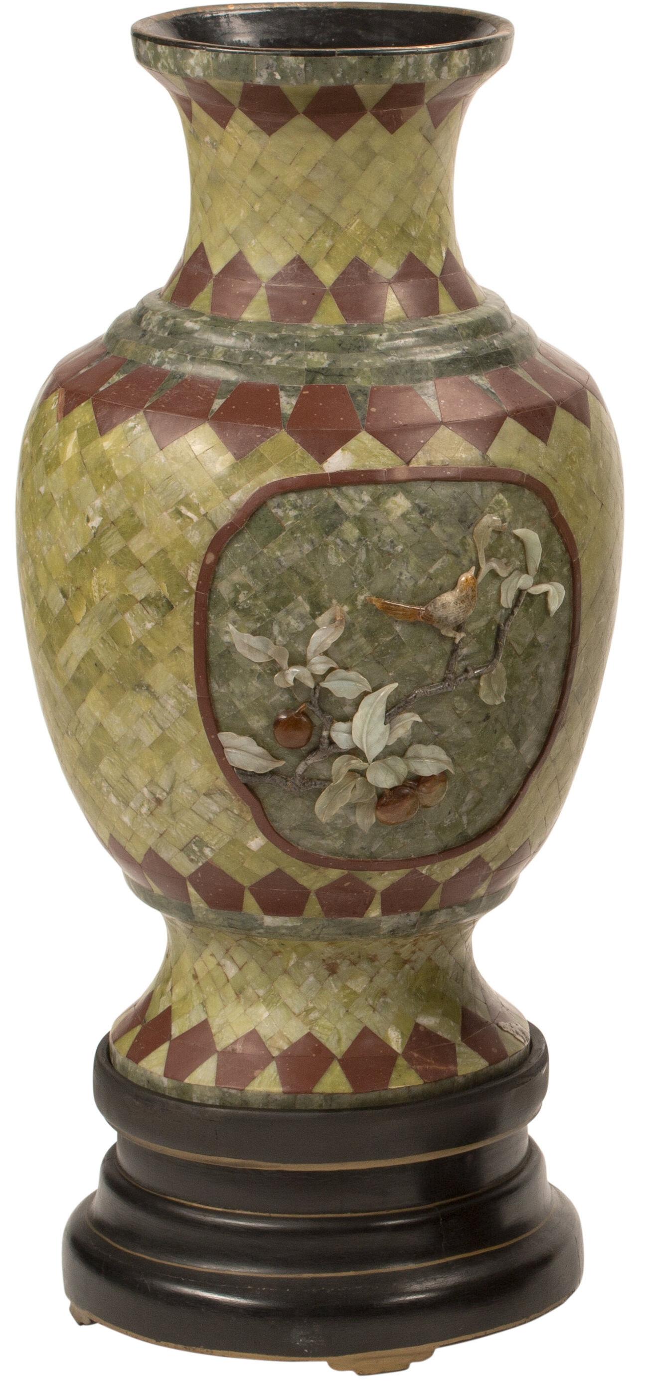 Qing Paire de vases palatiaux chinois en placage de pierre dure sur socle ébénisé en vente