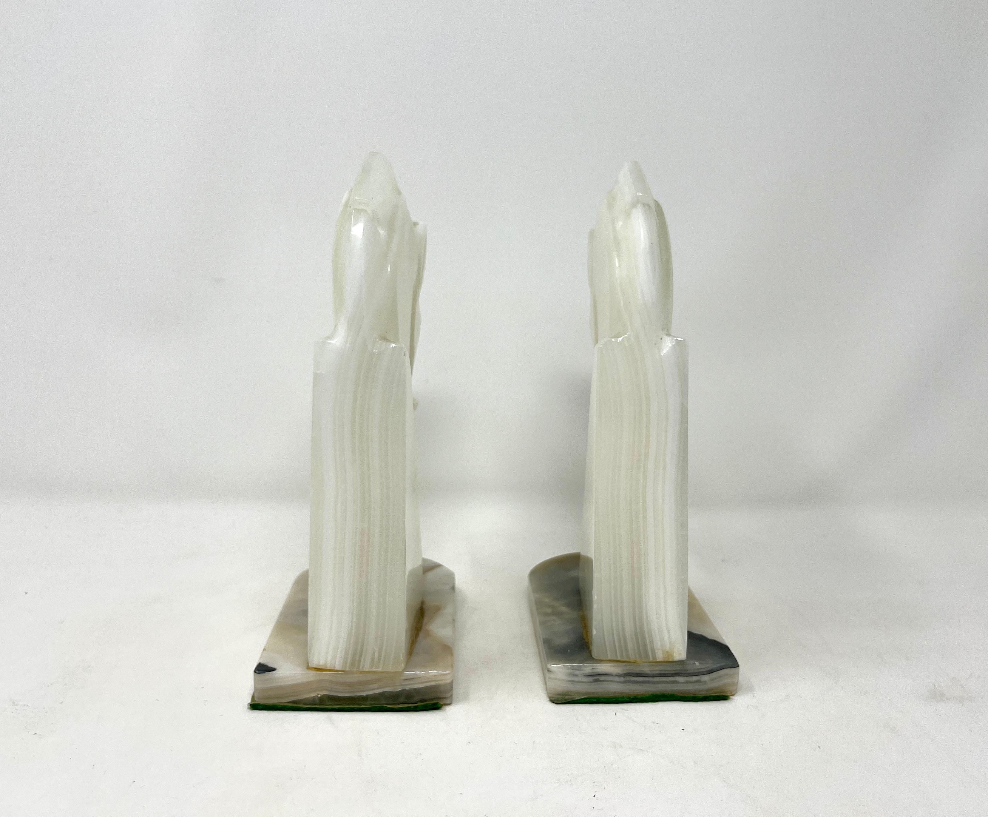 Sconosciuto Coppia di reggilibri a testa di cavallo in onice bianco pallido con base a contrasto in vendita