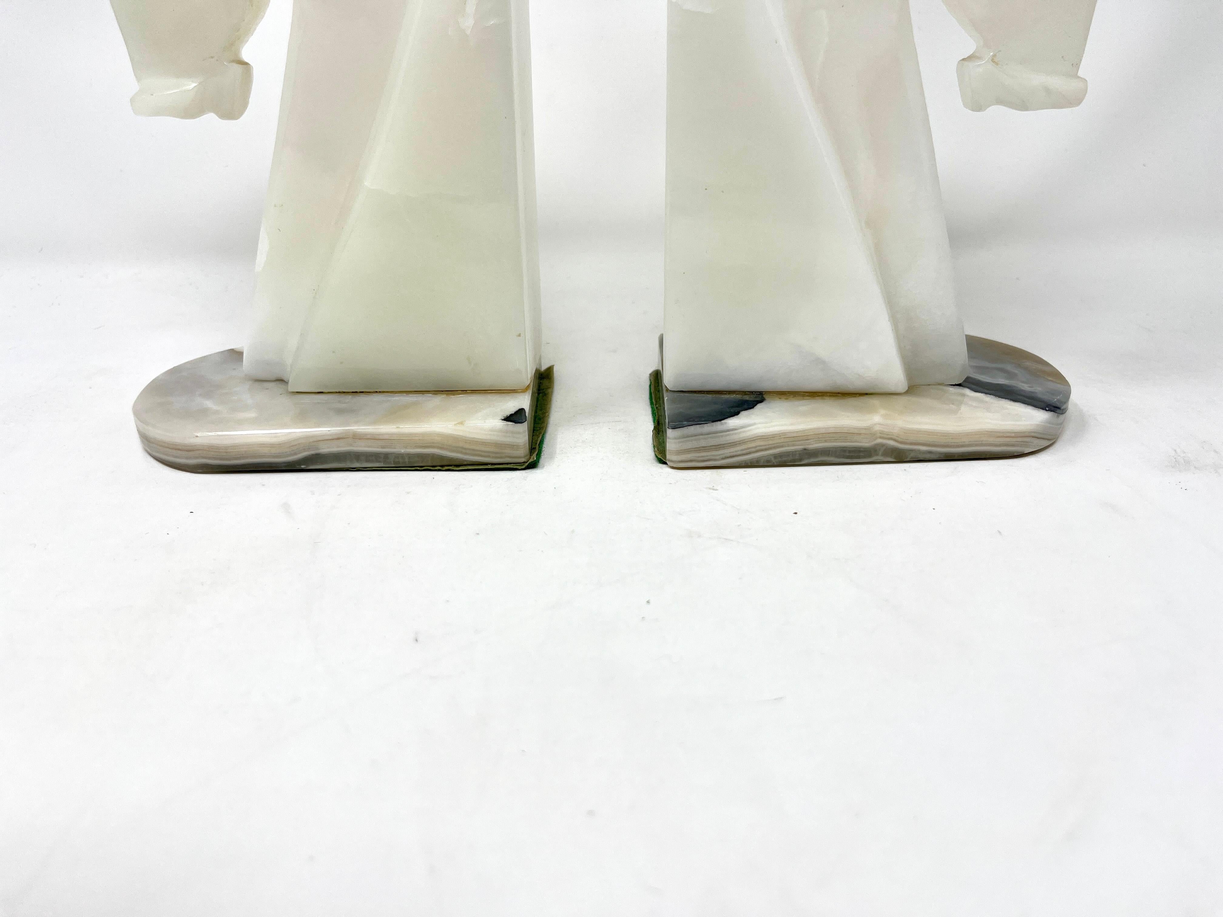 Coppia di reggilibri a testa di cavallo in onice bianco pallido con base a contrasto In condizioni buone in vendita a Chicago, IL