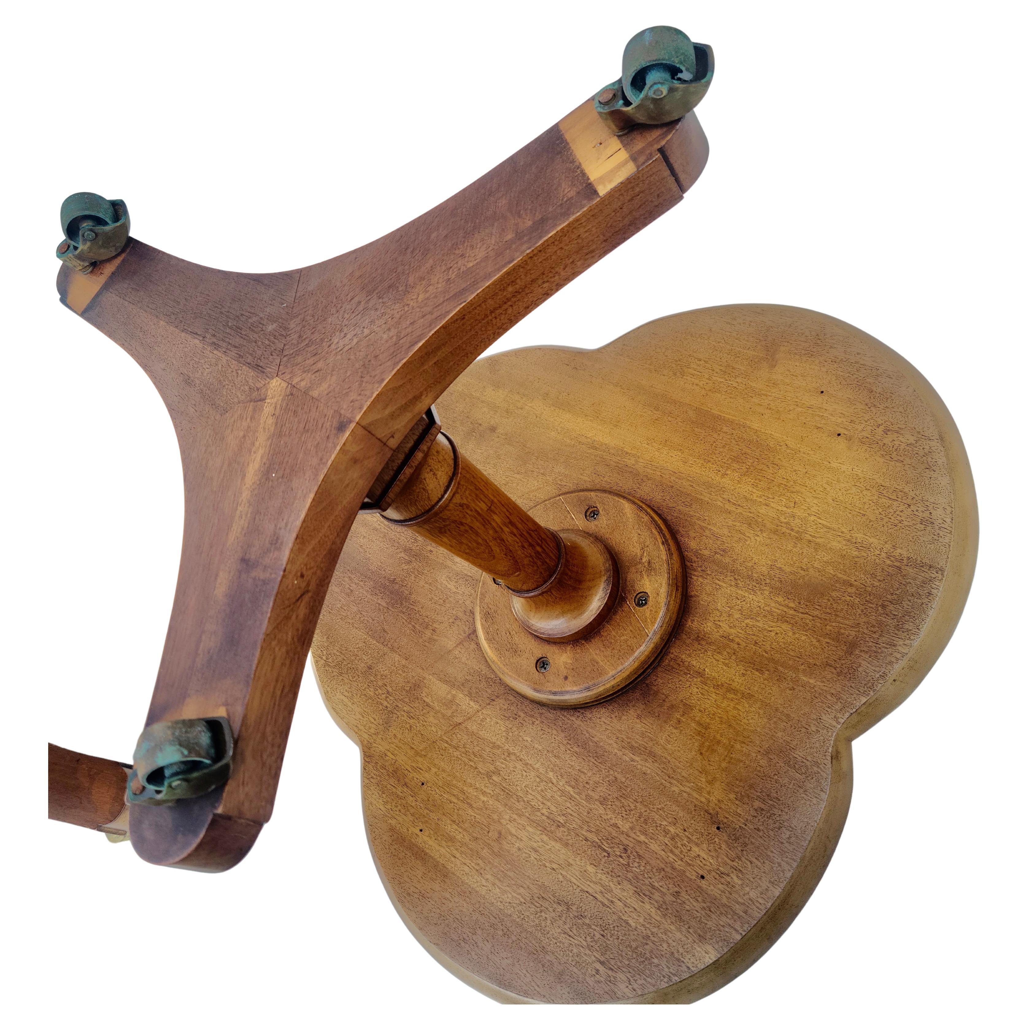 Coppia di tavoli Gueridon con fiori di viola mammola in noce e radica nello stile di Baker Furniture in vendita 13
