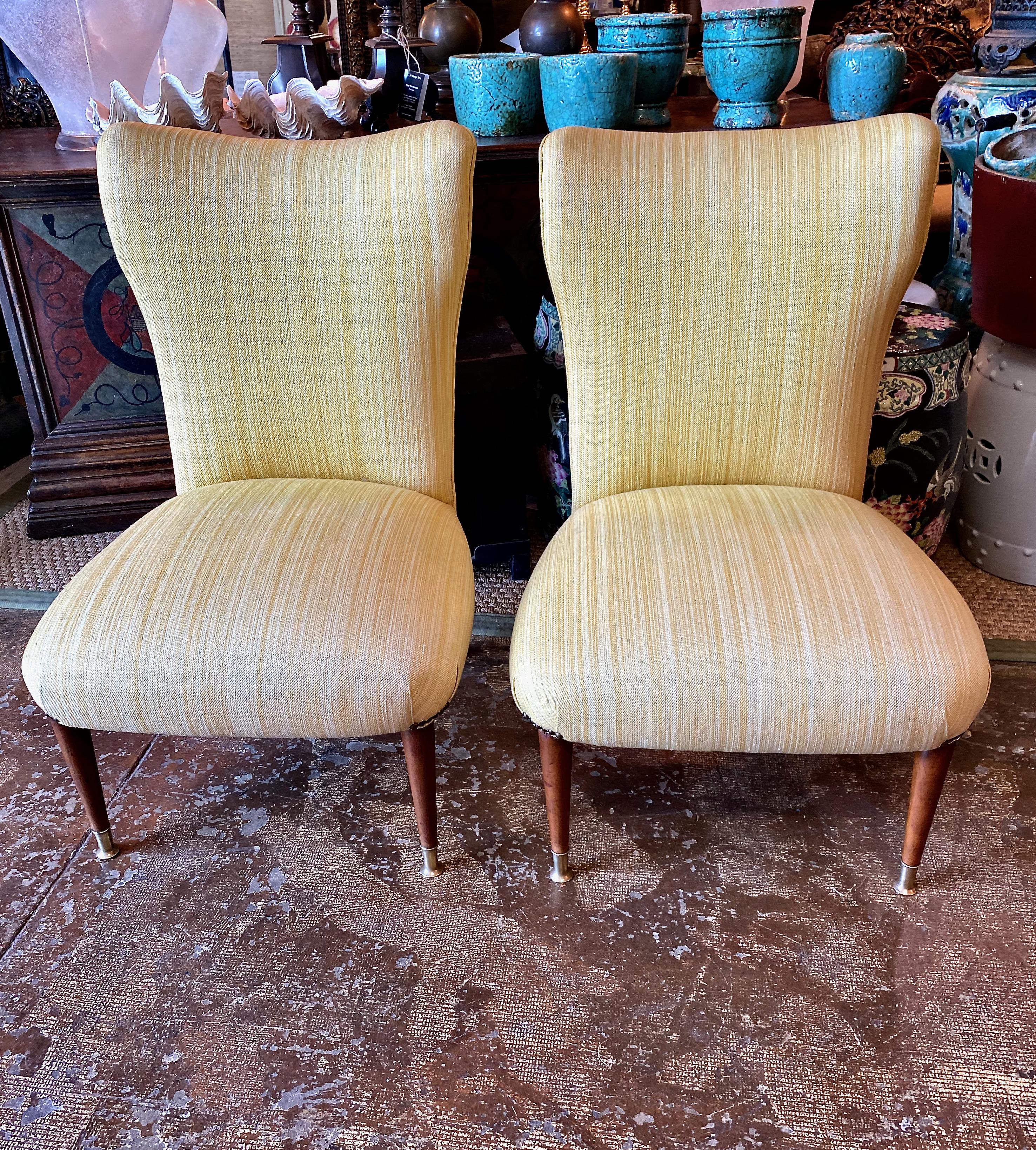 These mid-20th century Italian slipper chairs have all of the marks of Paolo Buffa design aesthetics--they are upholstered in a strie linen fabric which adds a little more pop to the already eye-catching chairs. These slipper or chauffeuse chairs