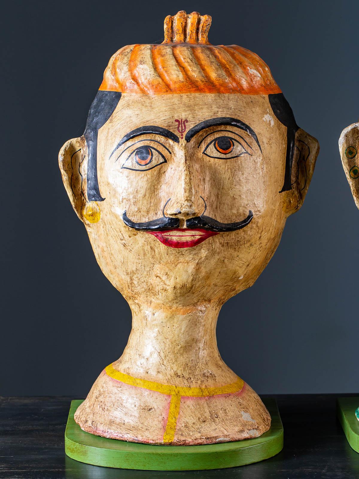 Agra Paire de figures masculines et féminines indiennes en papier mâché, supports personnalisés en vente