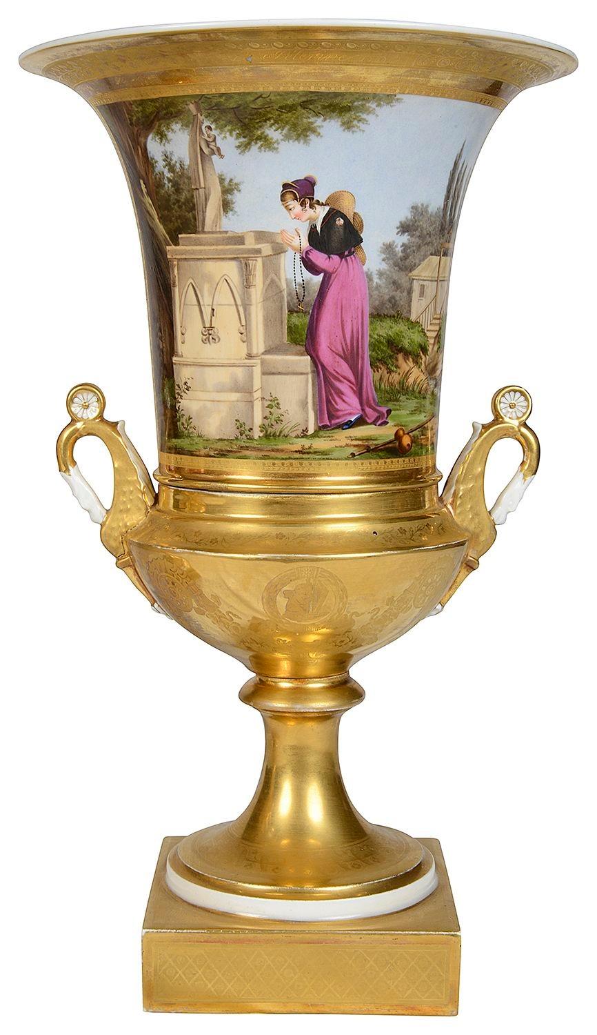 Ein feines Paar französischer Pariser Porzellan-Urnen mit zwei Henkeln aus dem späten 19. Sie zeigen jeweils klassische handgemalte Szenen einer betenden Jungfrau und eines Musikers. Oben und unten von einem wunderschön vergoldeten Boden umgeben.
