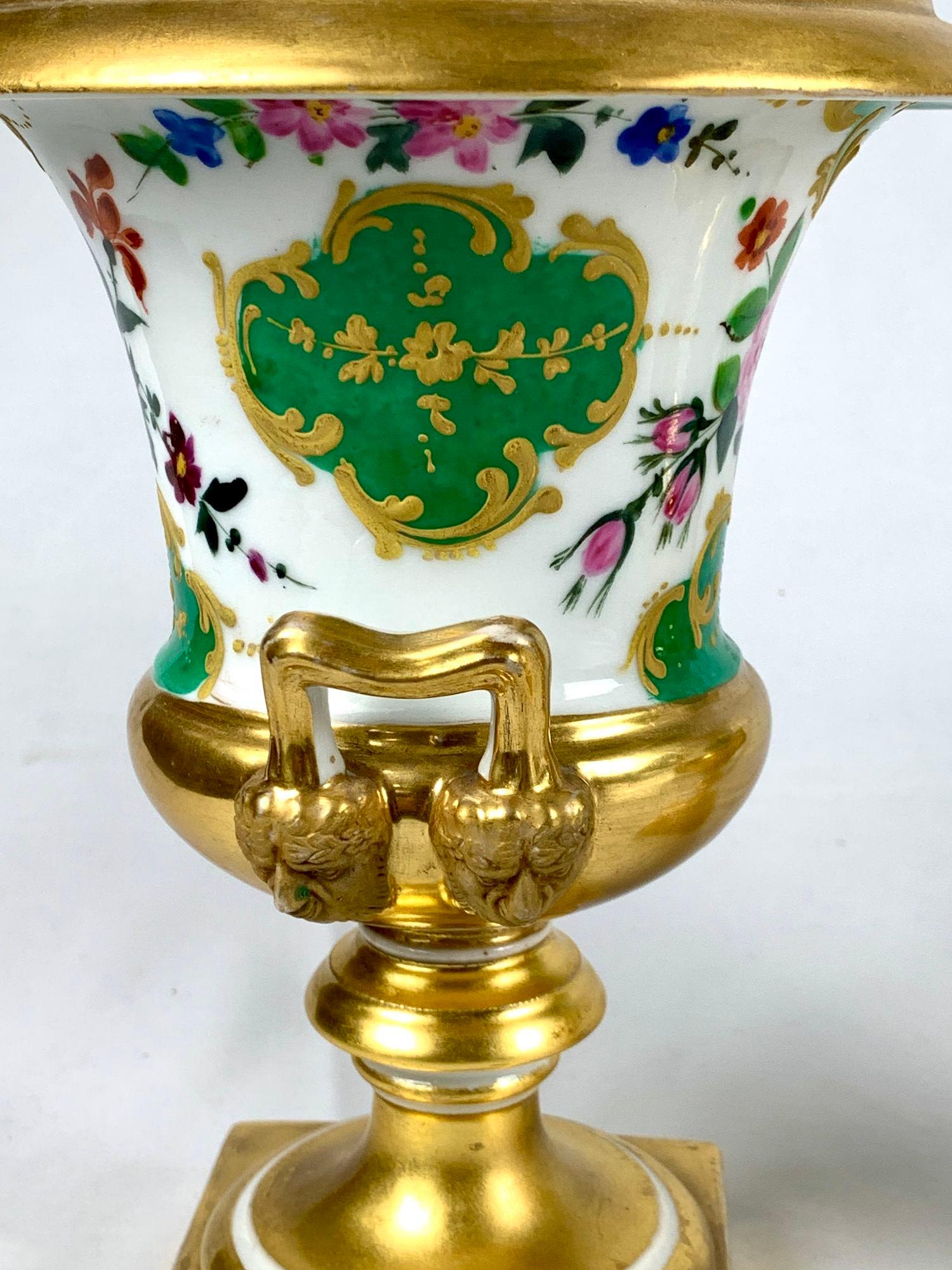 Porcelaine Paire d'urnes de cheminée en porcelaine de Paris peinte à la main en vente