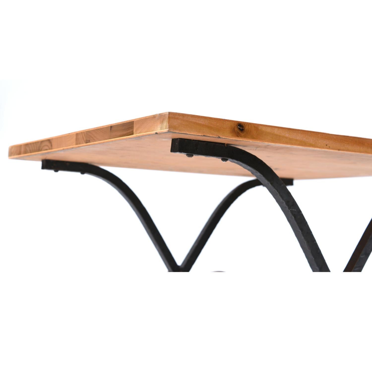 Américain Paire de petites tables d'appoint en chêne parquet avec pieds sabres en fer et base en vente