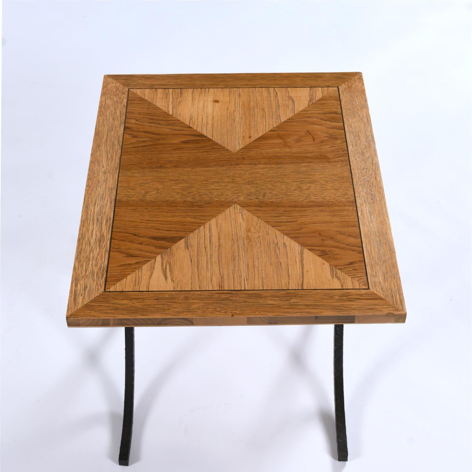 Paire de petites tables d'appoint en chêne parquet avec pieds sabres en fer et base en vente 1
