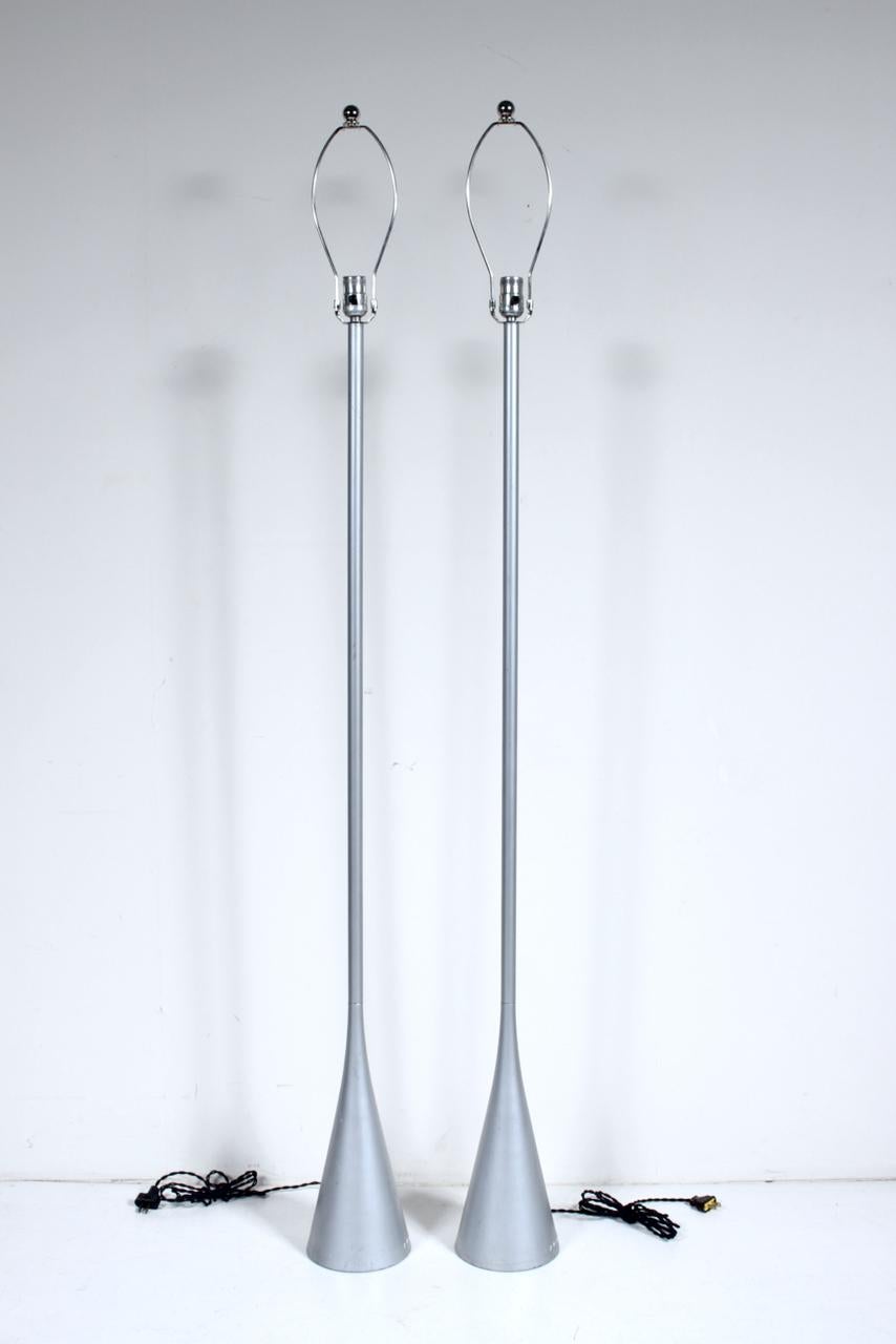 Pair of French Modern Pascal Mourgue für Ligne Roset Cast Aluminium Stehlampen für Nachttisch oder Lesen. Mit einem schlanken, eleganten, architektonischen Design aus Aluminiumguss auf ausgewogenen und stabilen kegelförmigen Sockeln. 56H bis zur