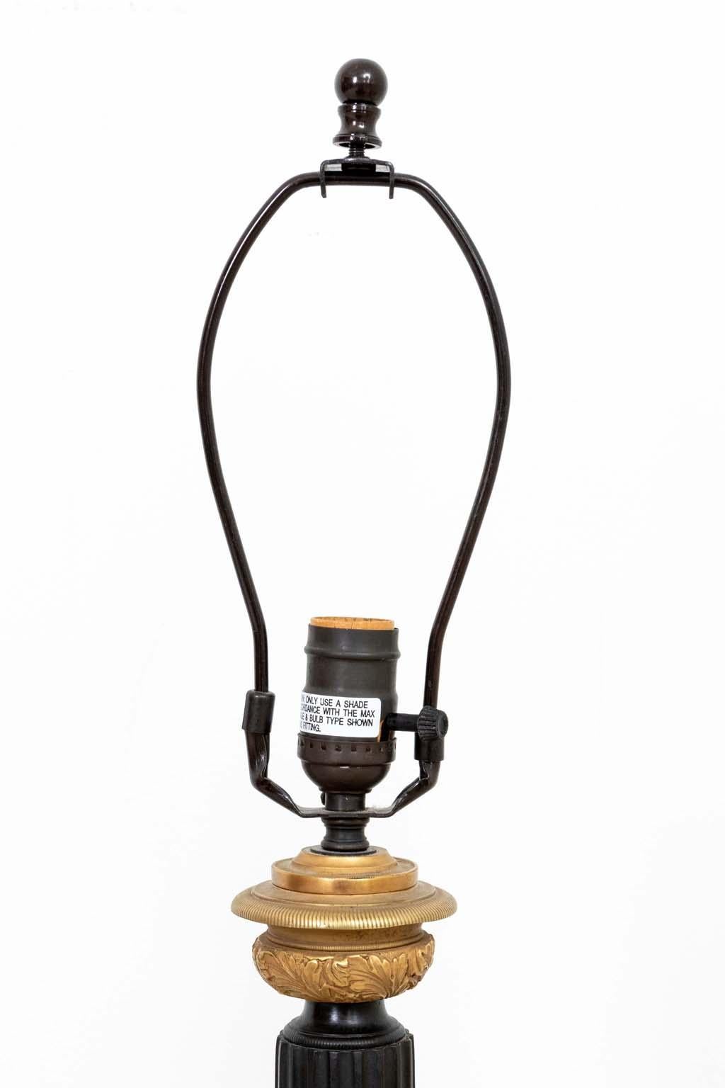 Paire de lampes de table en bronze patiné en vente 7