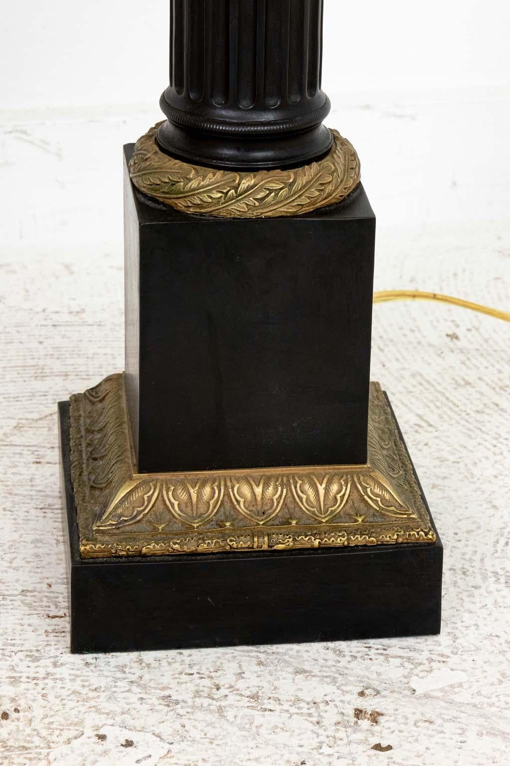 Paire de lampes de table en bronze patiné en vente 9