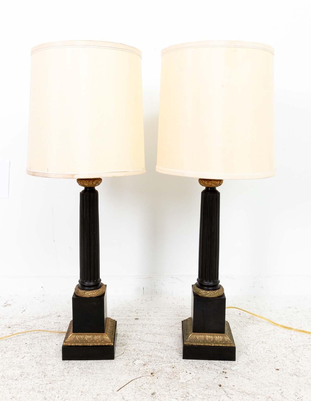 Bronze Paire de lampes de table en bronze patiné en vente