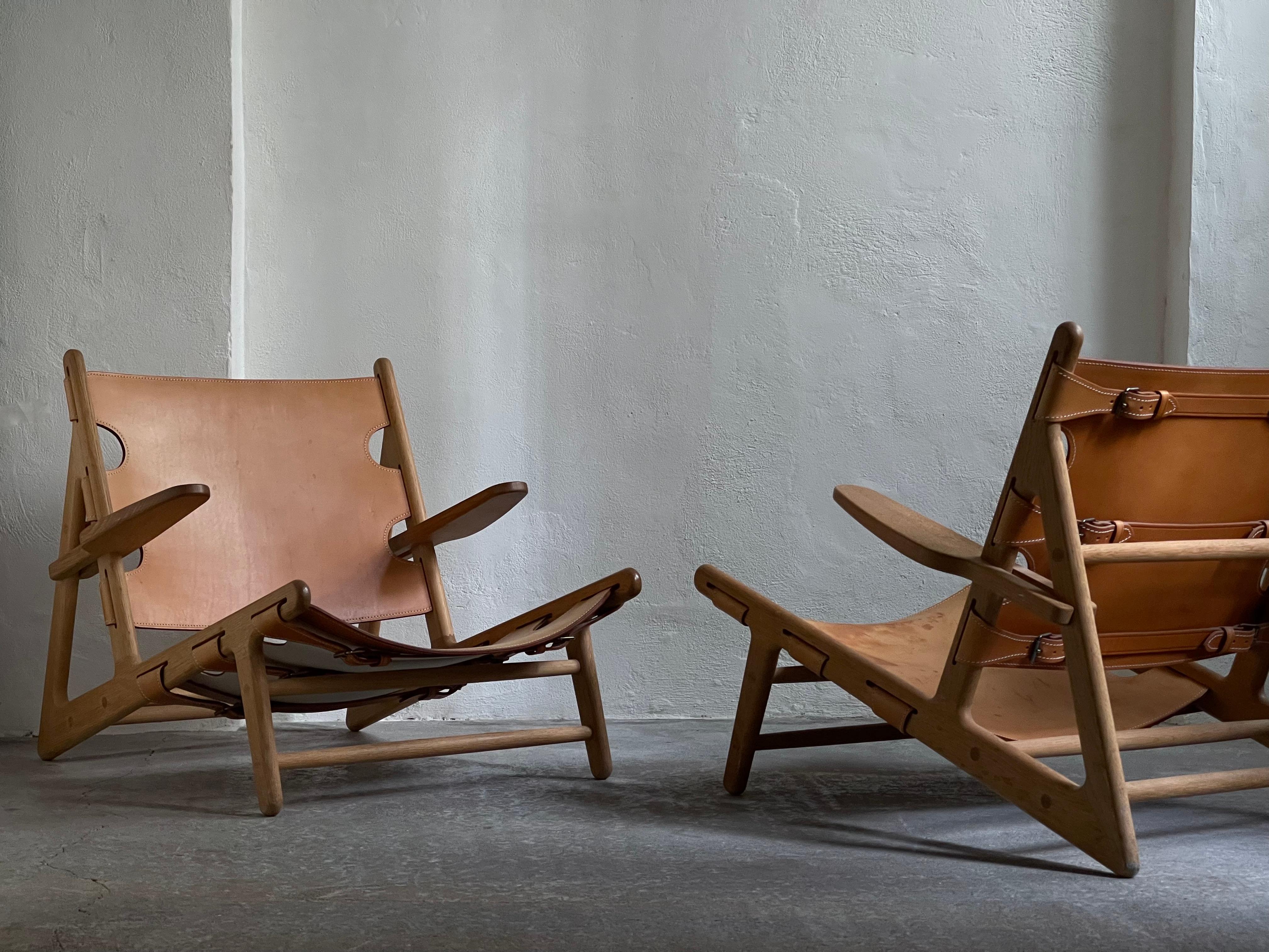 An elegant pair of Børge Mogensens hunting chairs beautifully worn and patinated saddle leather with a deep warm glow. Very good condition.

The Hunting Chair is one of Børge Mogensen’s most eye-catching chairs, designed in 1950. Seen from the
