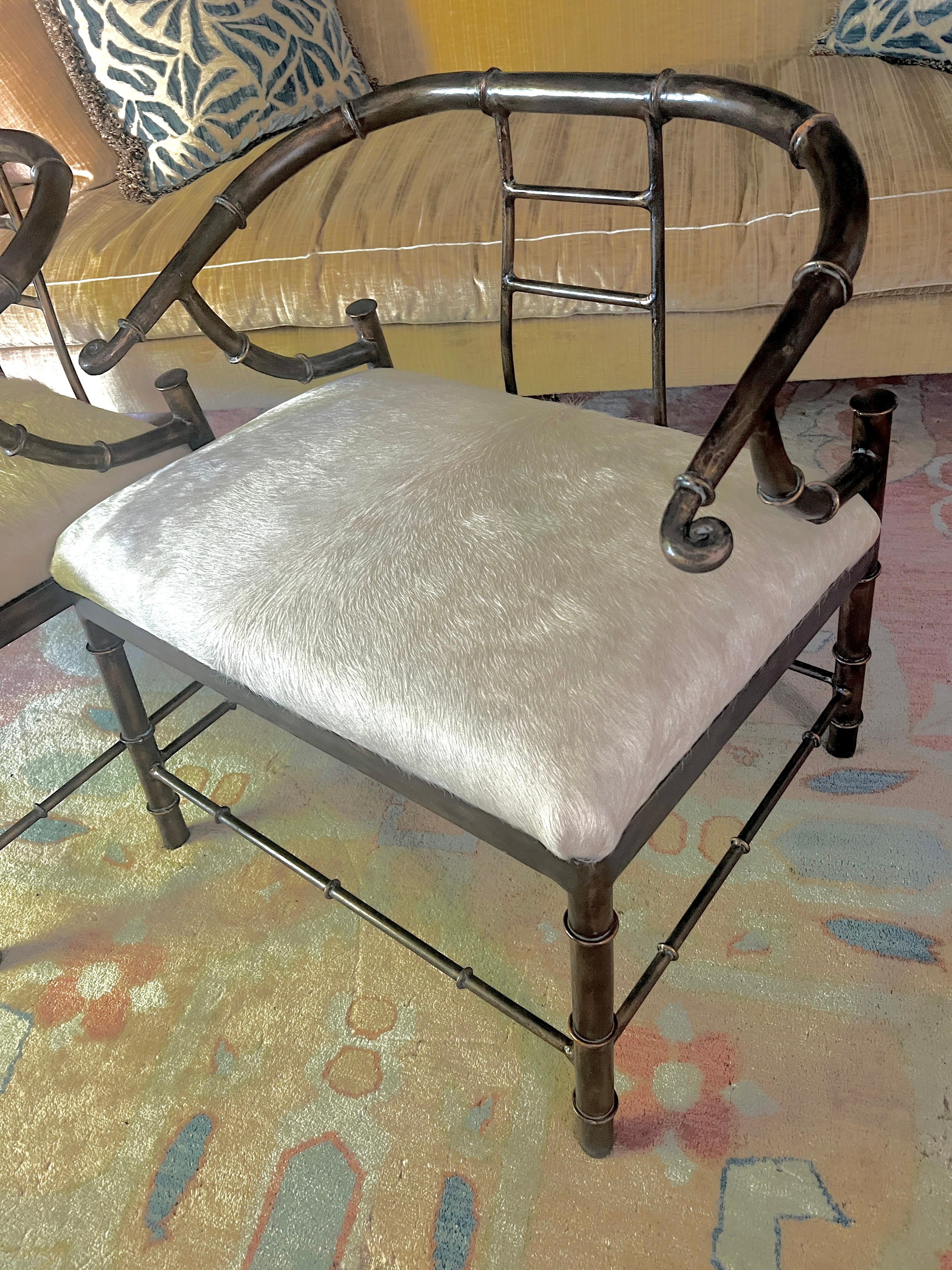 Pair Patinated Mastercraft Faux Bamboo Chairs with Pony Skin Upholstery en Bueno estado para la venta en Los Angeles, CA